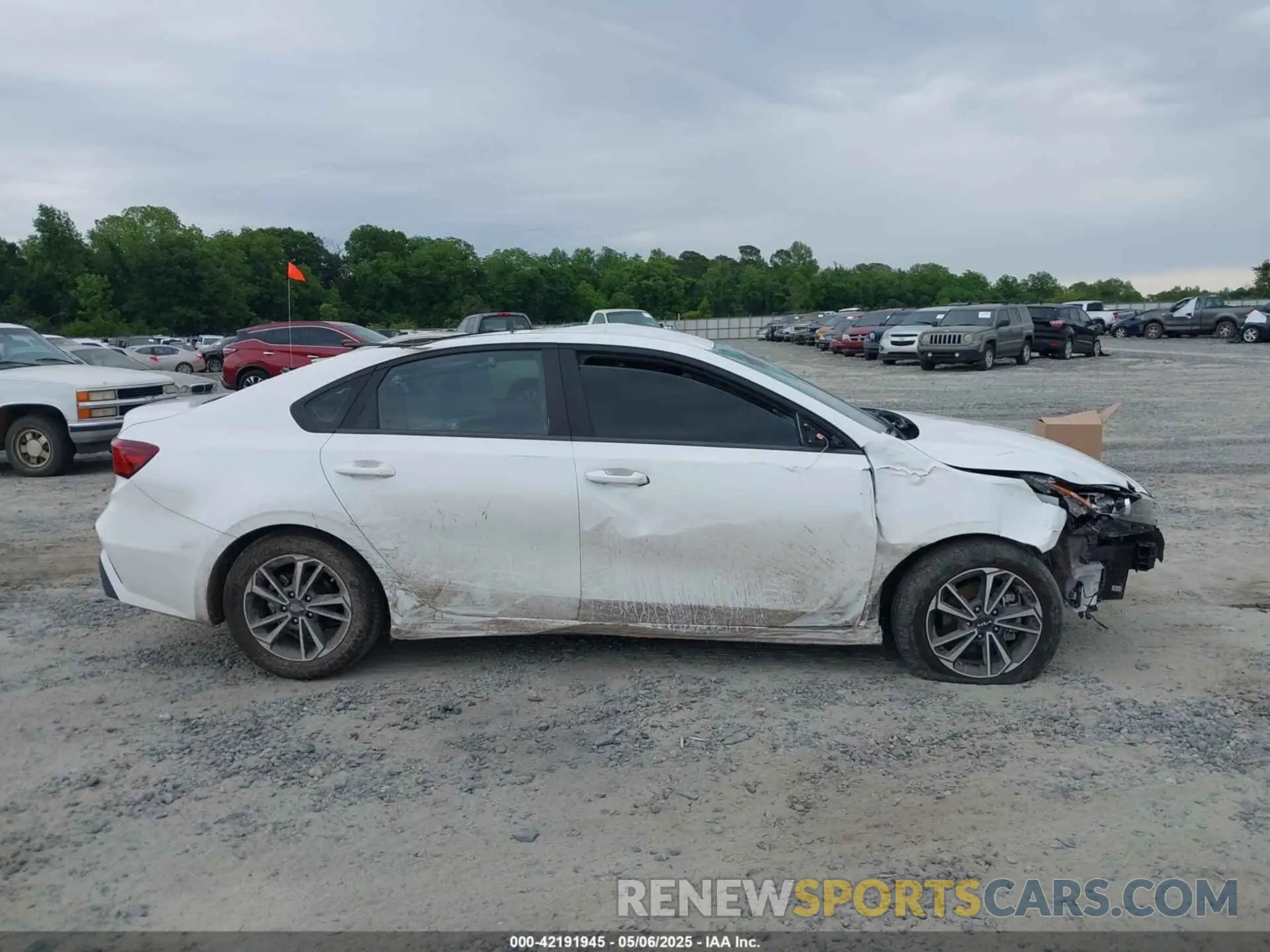 13 Photograph of a damaged car 3KPF24AD9NE434395 KIA FORTE 2022