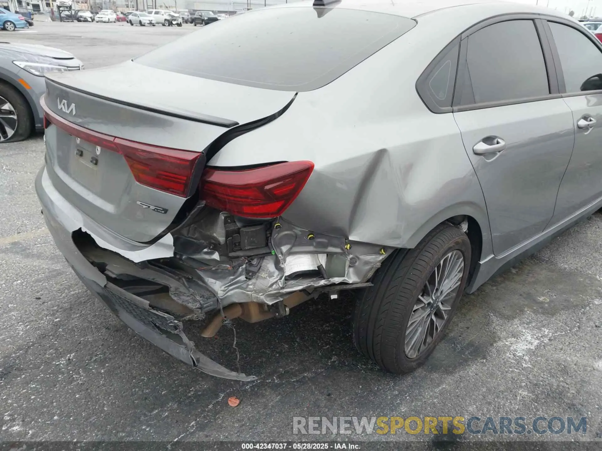 17 Photograph of a damaged car 3KPF54AD1NE504141 KIA FORTE 2022
