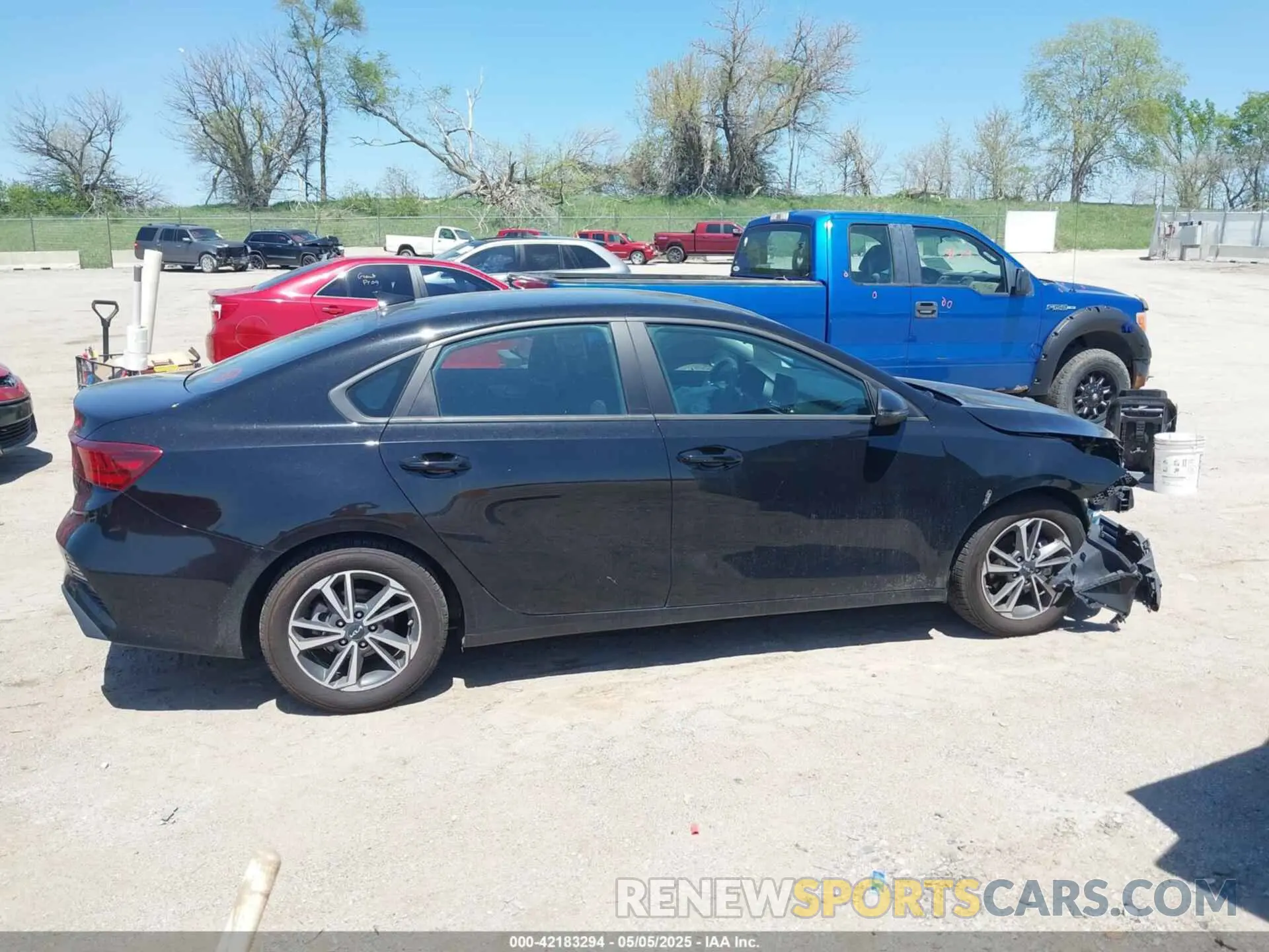 14 Photograph of a damaged car 3KPF24AD1PE527981 KIA FORTE 2023