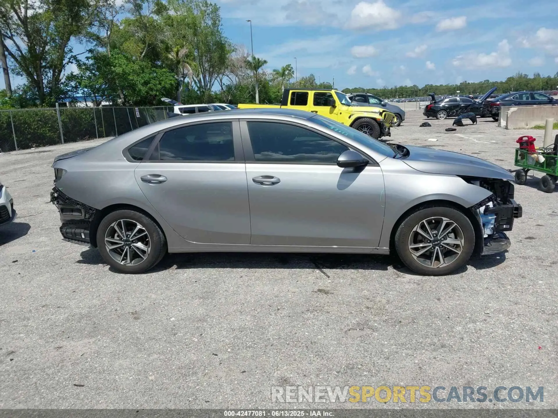 14 Photograph of a damaged car 3KPF24AD1PE592314 KIA FORTE 2023