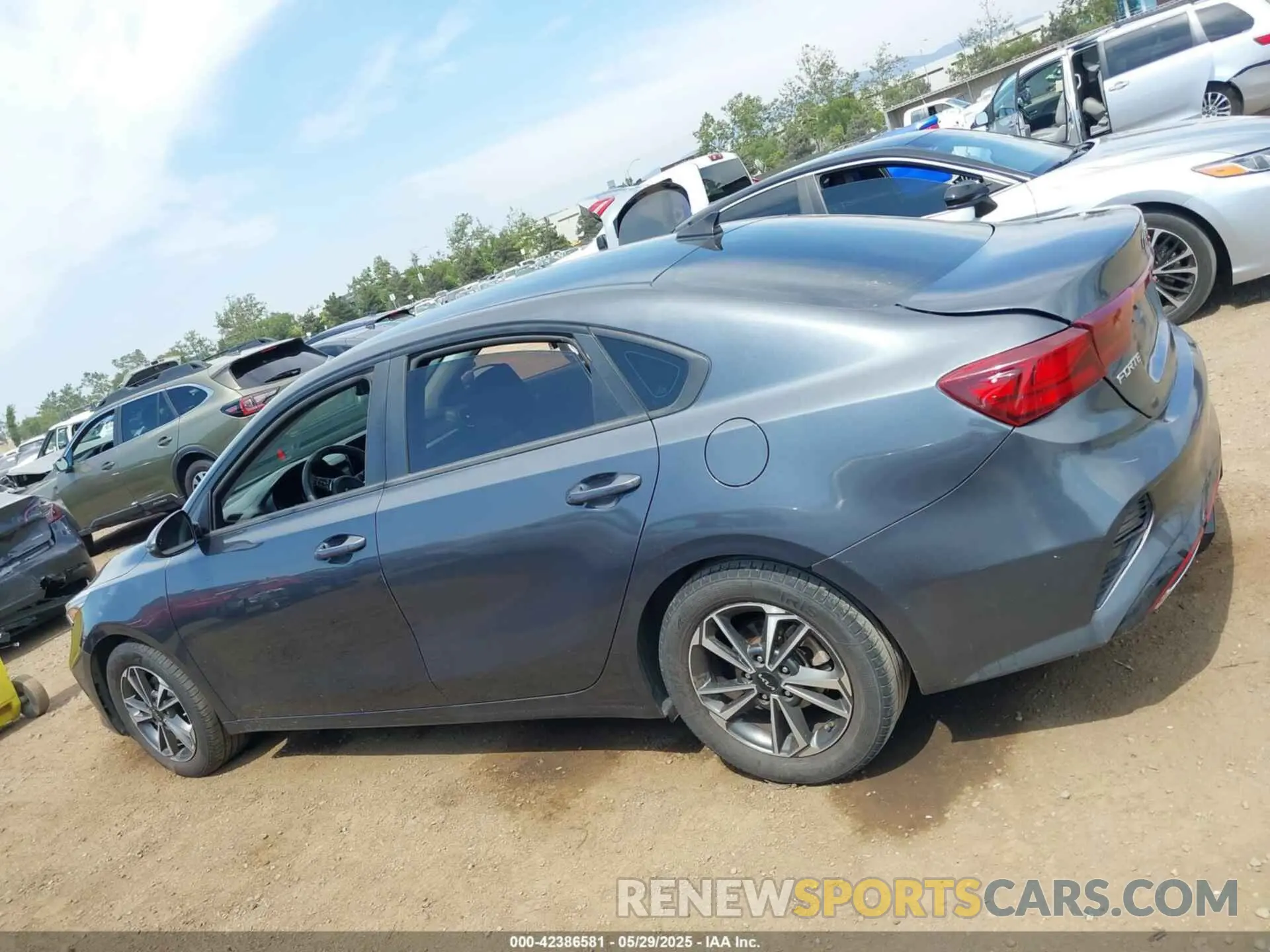 14 Photograph of a damaged car 3KPF24AD3PE575711 KIA FORTE 2023