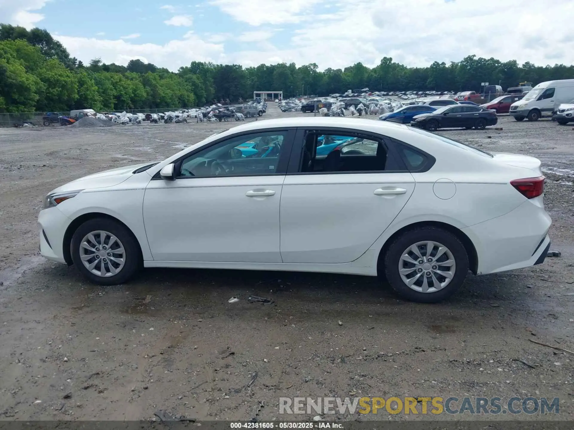 14 Photograph of a damaged car 3KPF24AD5PE677916 KIA FORTE 2023