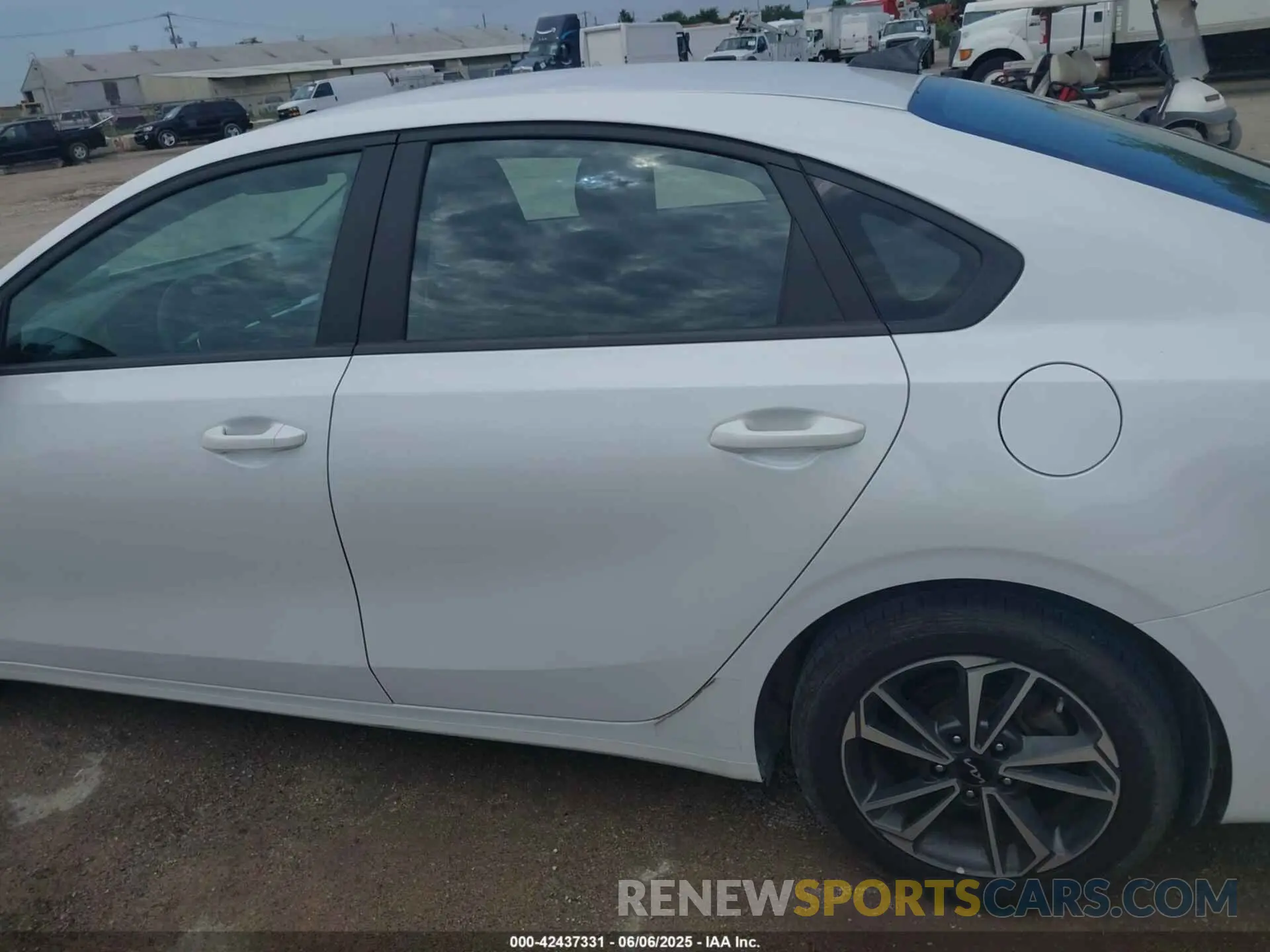 14 Photograph of a damaged car 3KPF24AD6PE585357 KIA FORTE 2023
