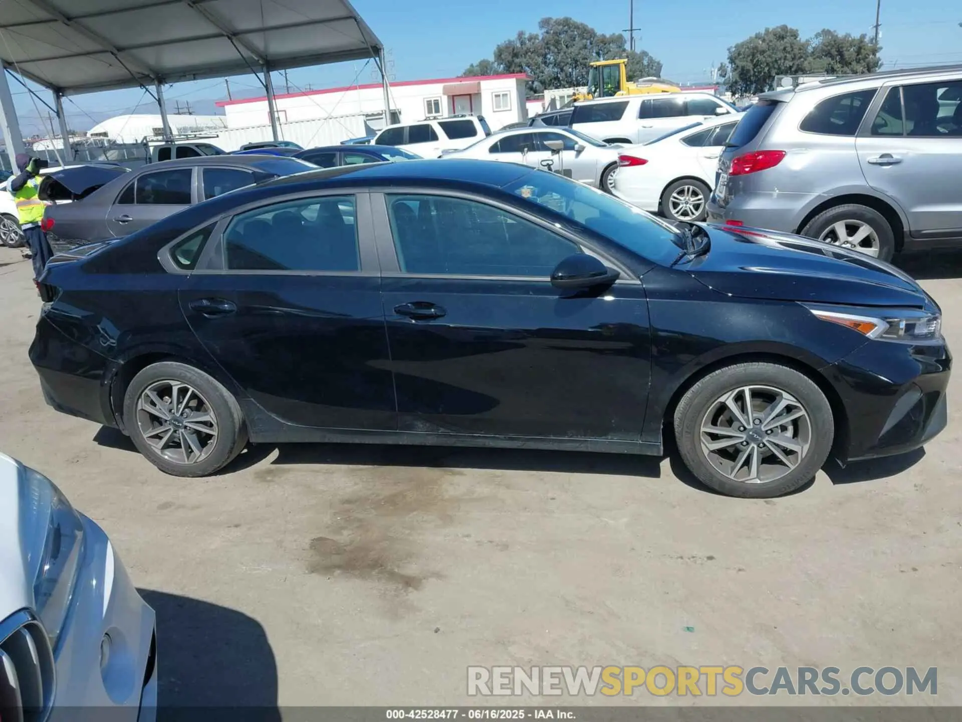 14 Photograph of a damaged car 3KPF24AD6PE652345 KIA FORTE 2023