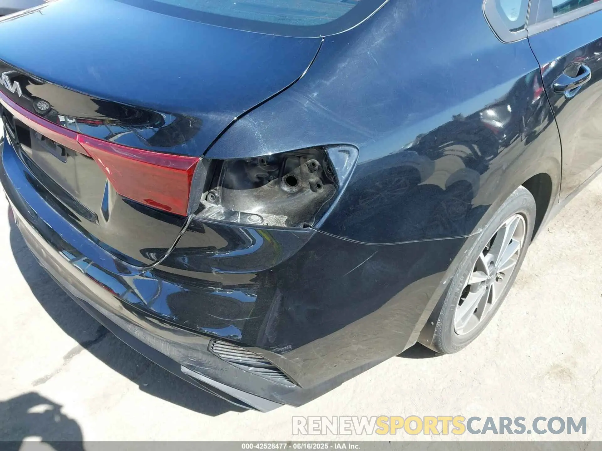 18 Photograph of a damaged car 3KPF24AD6PE652345 KIA FORTE 2023