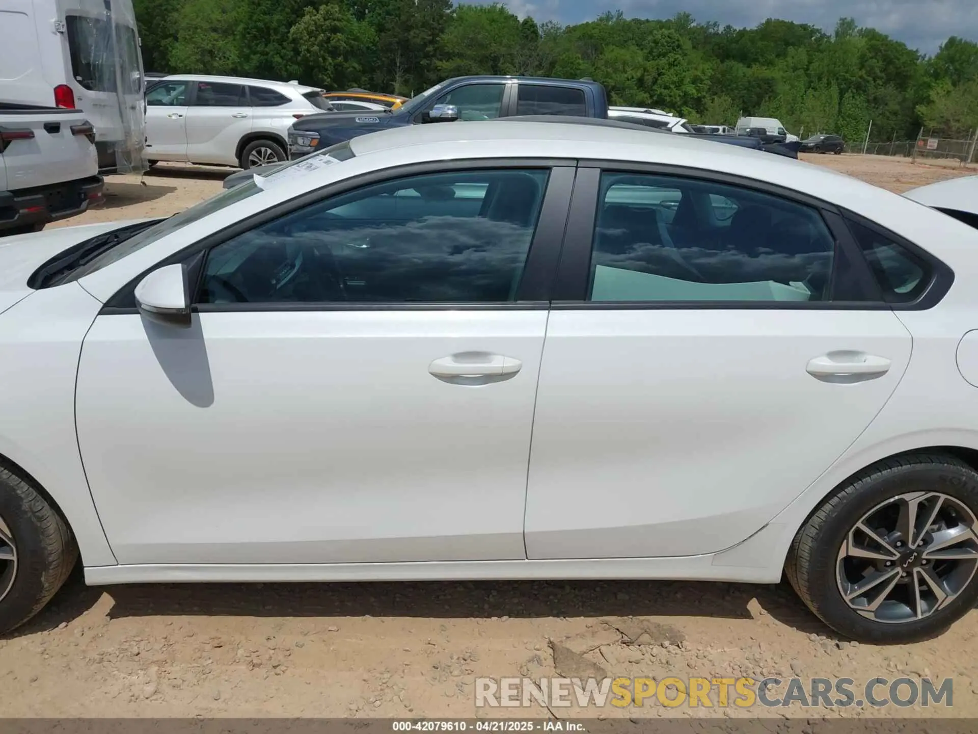 14 Photograph of a damaged car 3KPF24AD8PE660592 KIA FORTE 2023