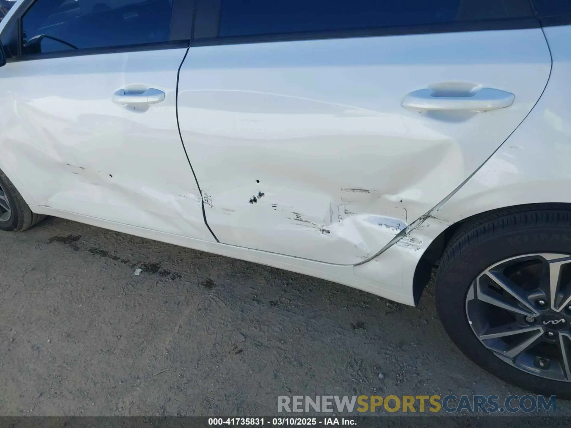 17 Photograph of a damaged car 3KPF24AD9PE605634 KIA FORTE 2023