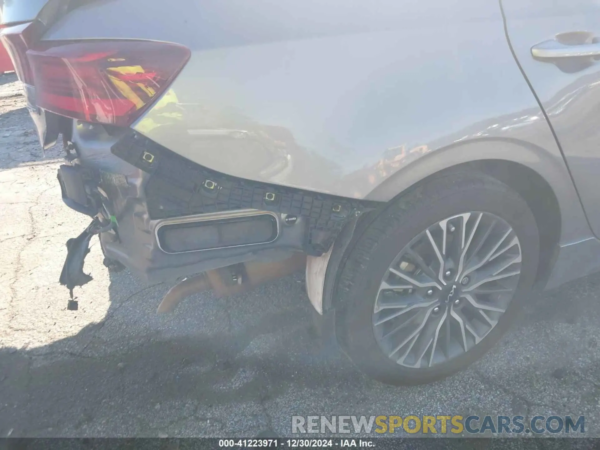 18 Photograph of a damaged car 3KPF54AD4PE671239 KIA FORTE 2023