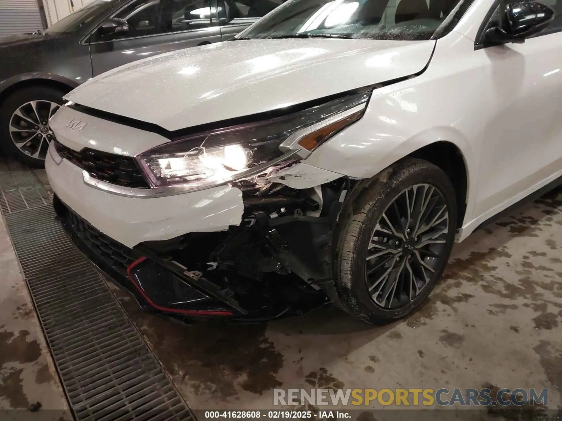 17 Photograph of a damaged car 3KPF54AD5PE559369 KIA FORTE 2023