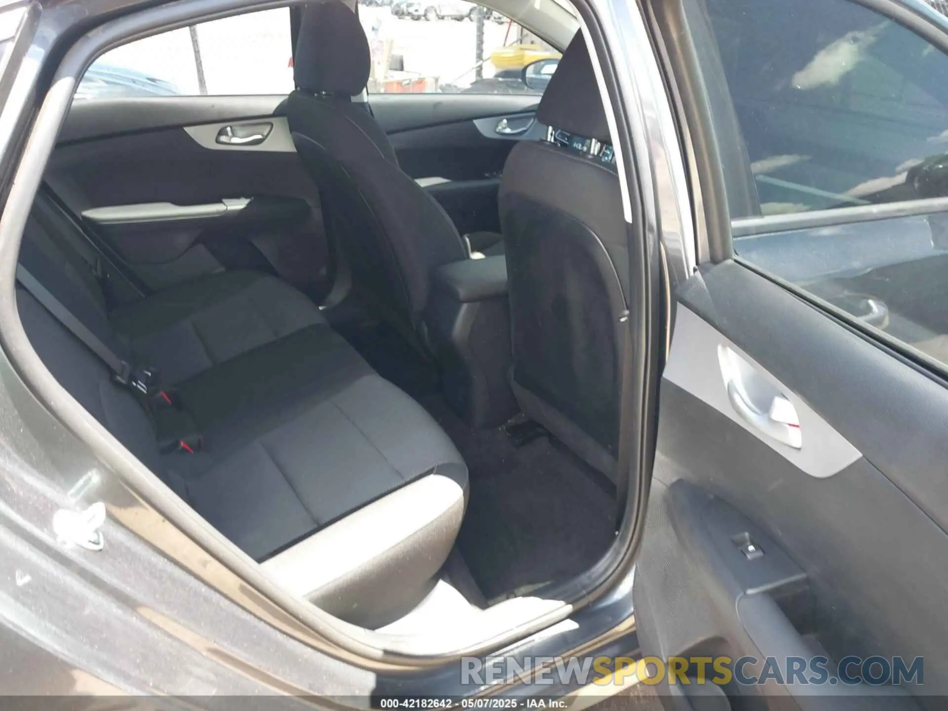 8 Photograph of a damaged car 3KPF24AD9RE819395 KIA FORTE 2024