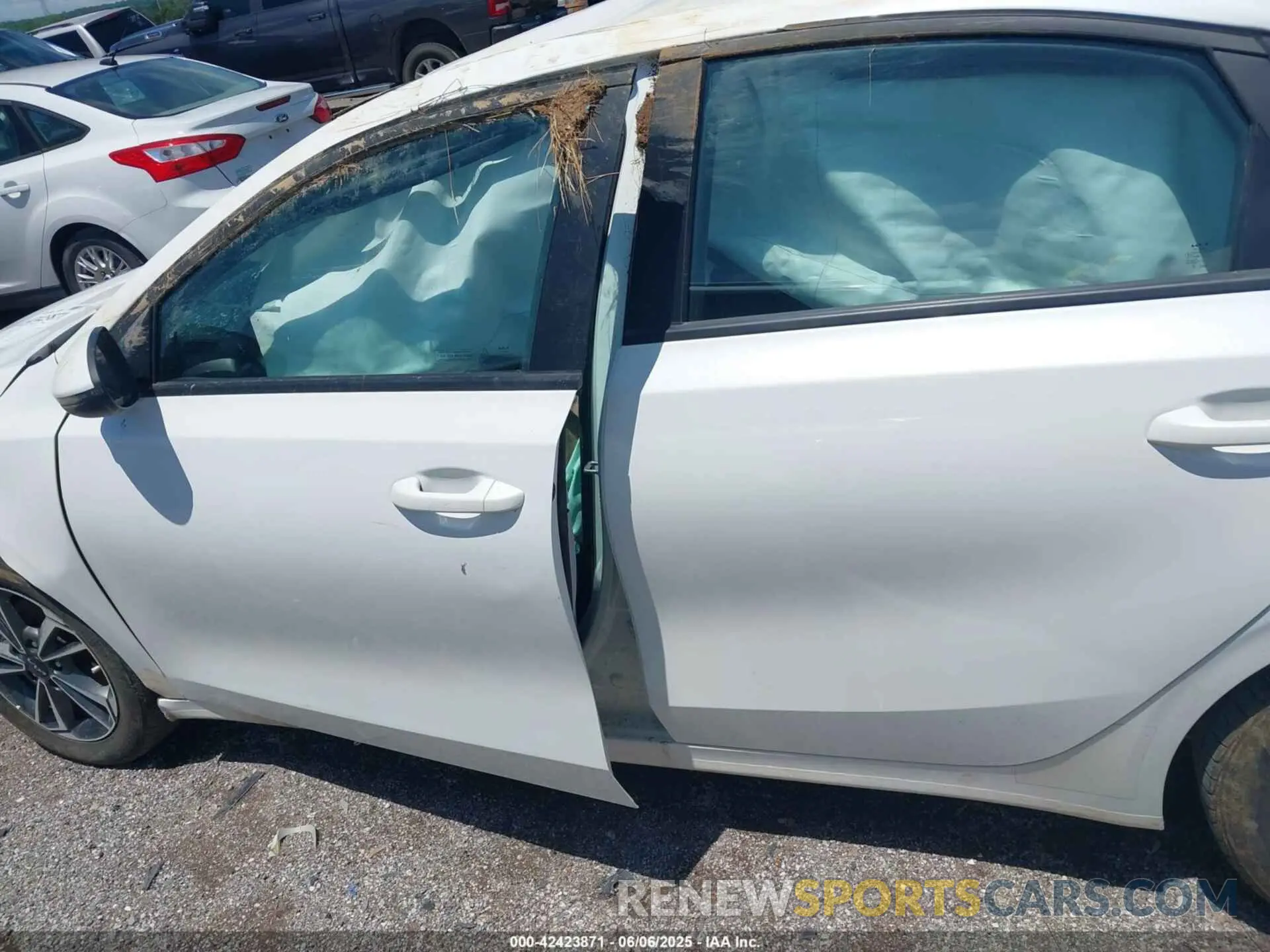 14 Photograph of a damaged car 3KPF24AD9RE837993 KIA FORTE 2024