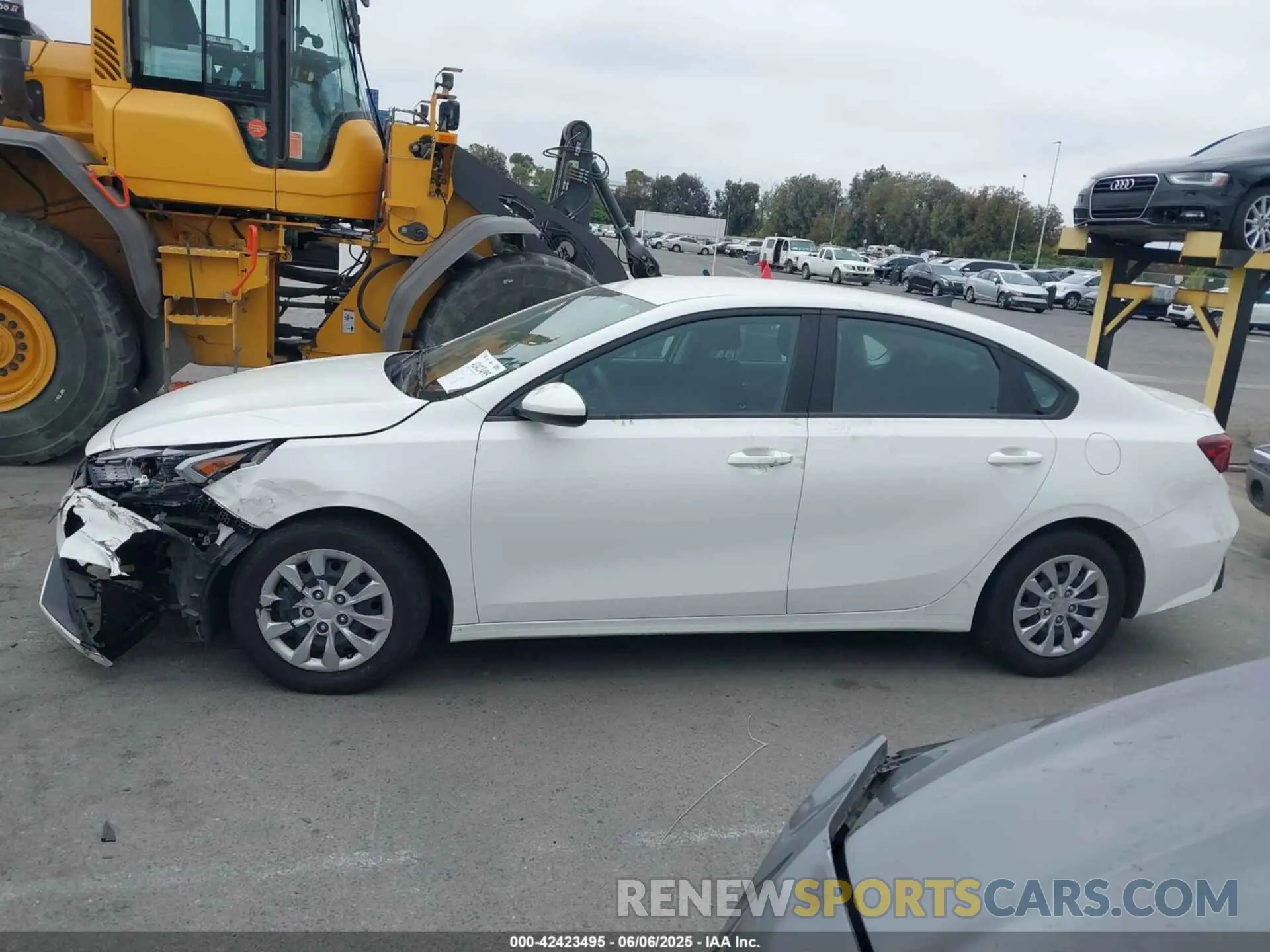 14 Photograph of a damaged car 3KPF24ADXRE690566 KIA FORTE 2024
