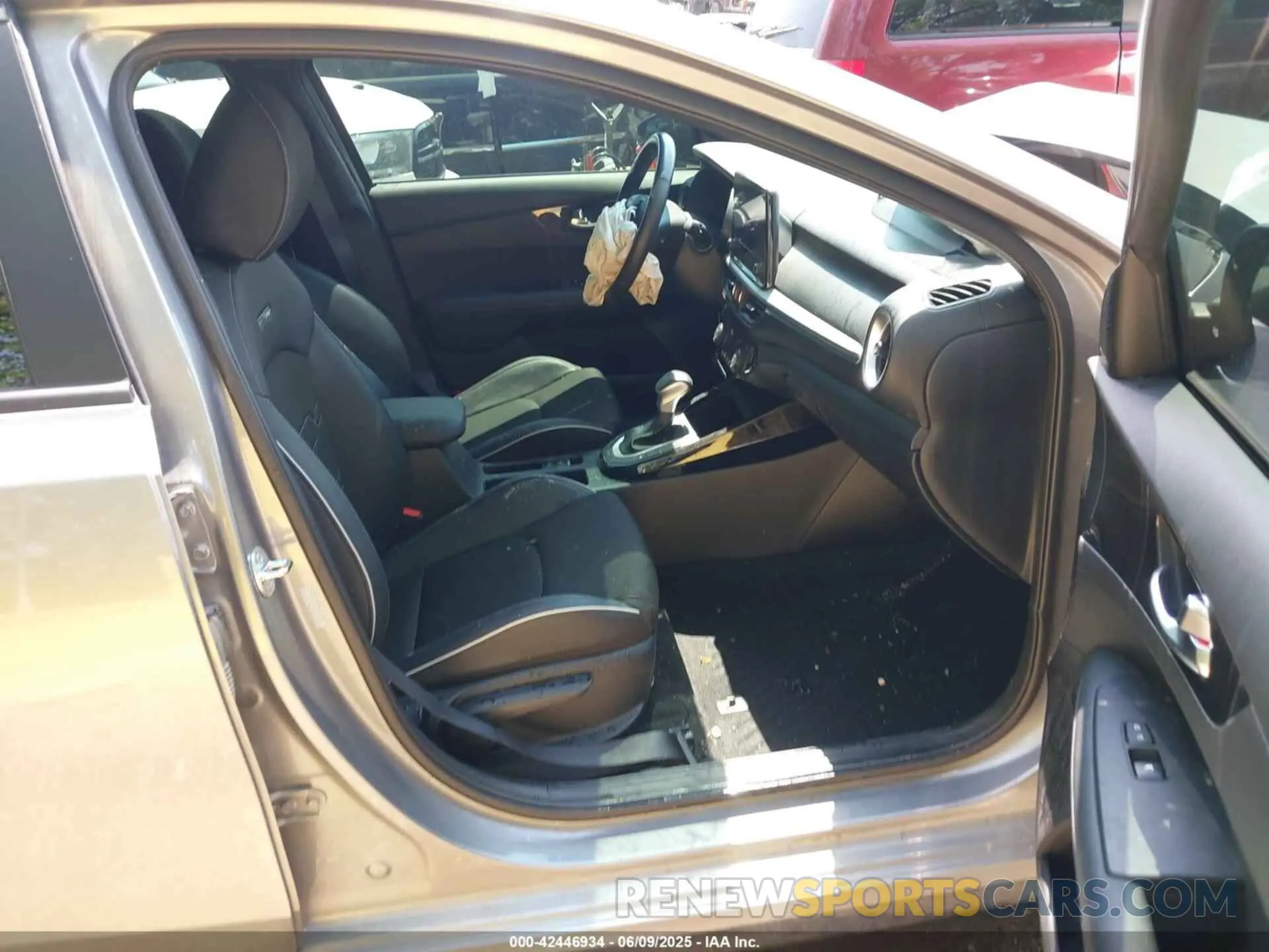 5 Photograph of a damaged car 3KPF54AD2RE826583 KIA FORTE 2024