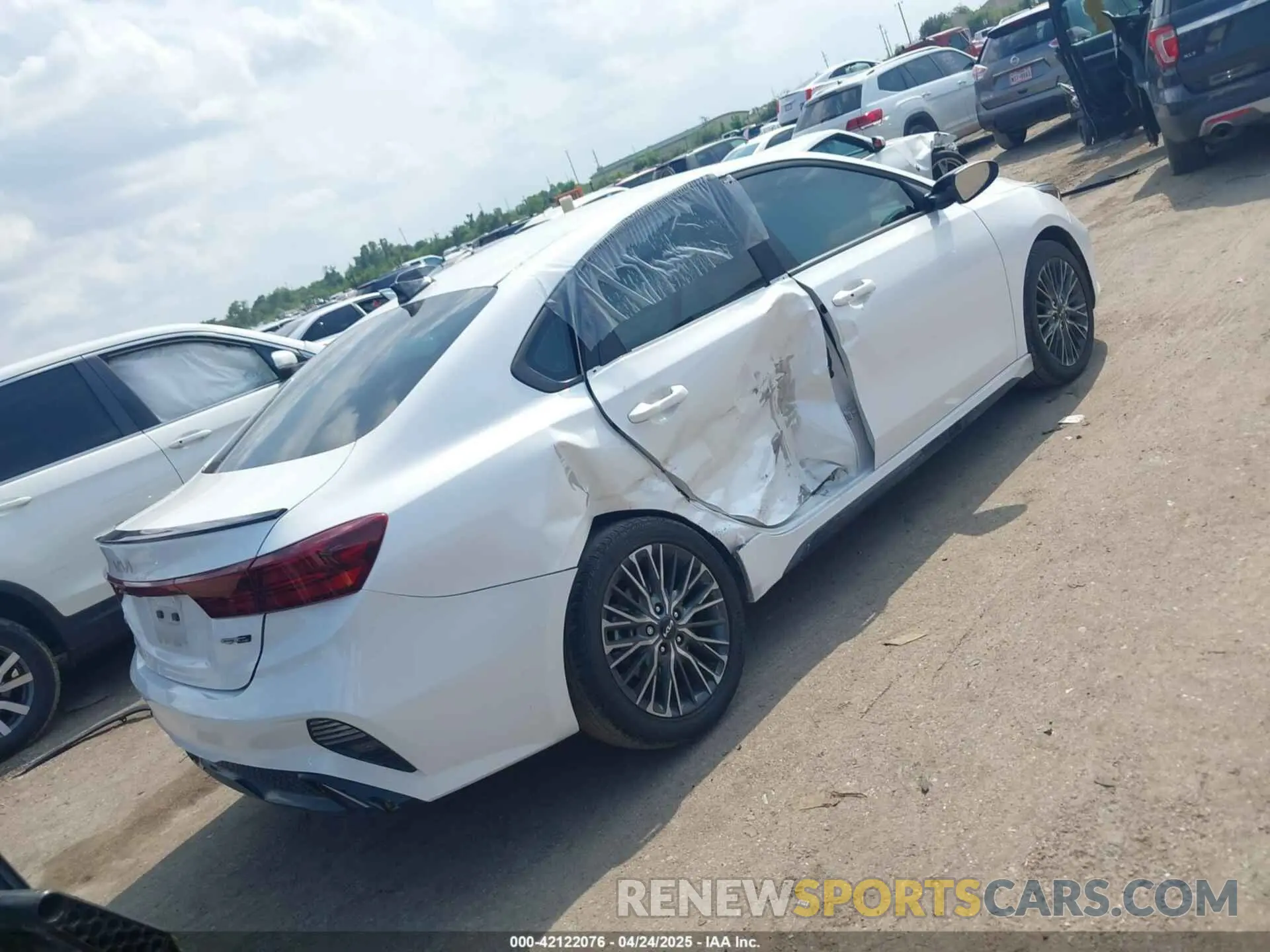 4 Photograph of a damaged car 3KPF54AD3RE825782 KIA FORTE 2024