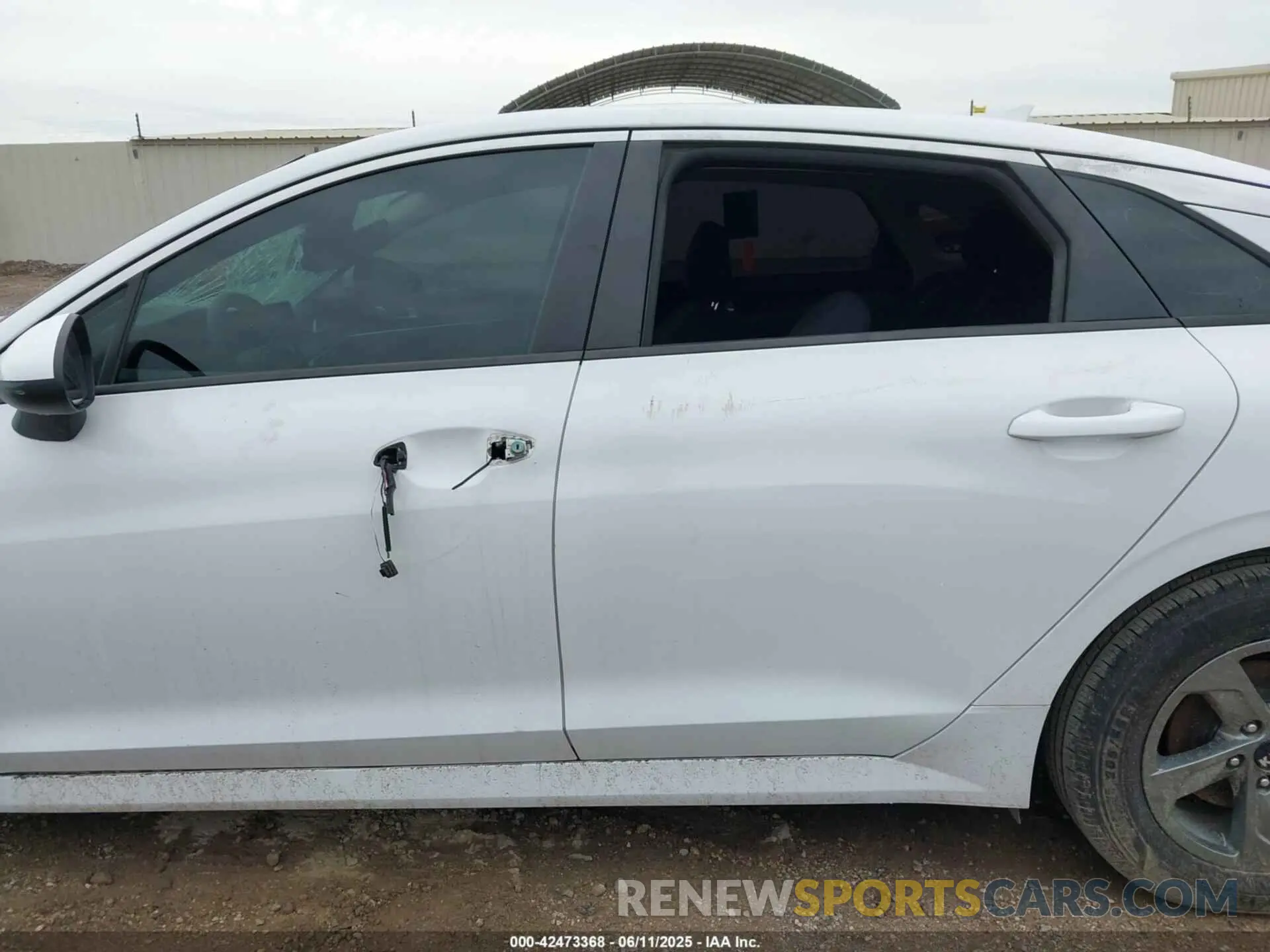 14 Photograph of a damaged car 5XXG14J21MG018076 KIA K5 2021