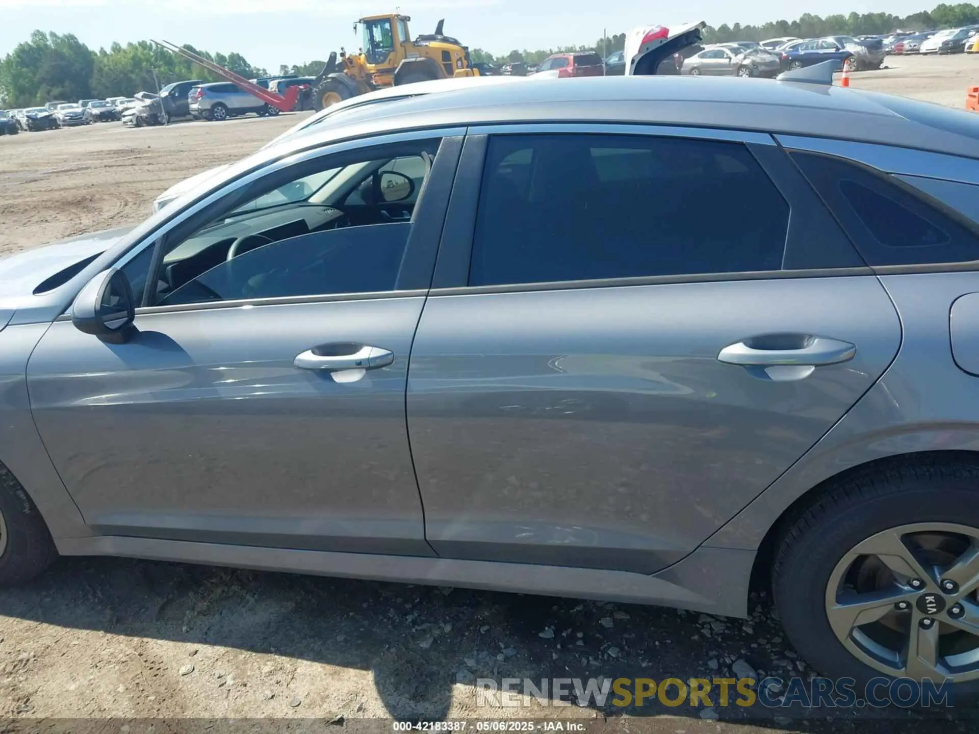 14 Photograph of a damaged car 5XXG14J21MG020801 KIA K5 2021