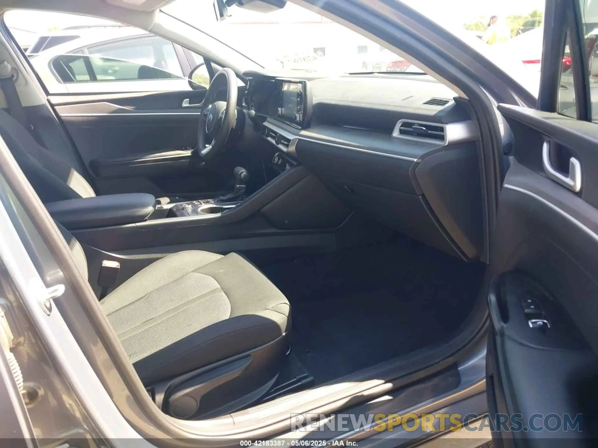 5 Photograph of a damaged car 5XXG14J21MG020801 KIA K5 2021