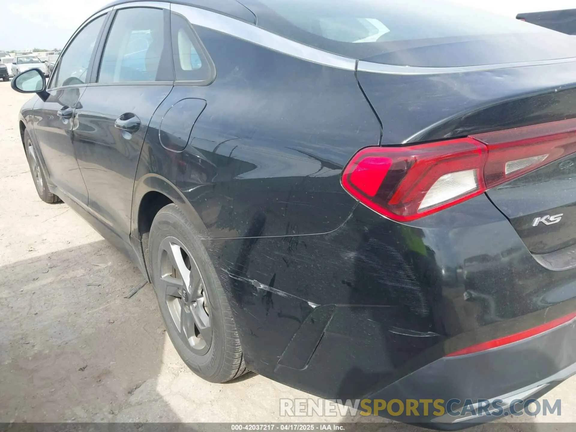 17 Photograph of a damaged car 5XXG14J23MG051922 KIA K5 2021