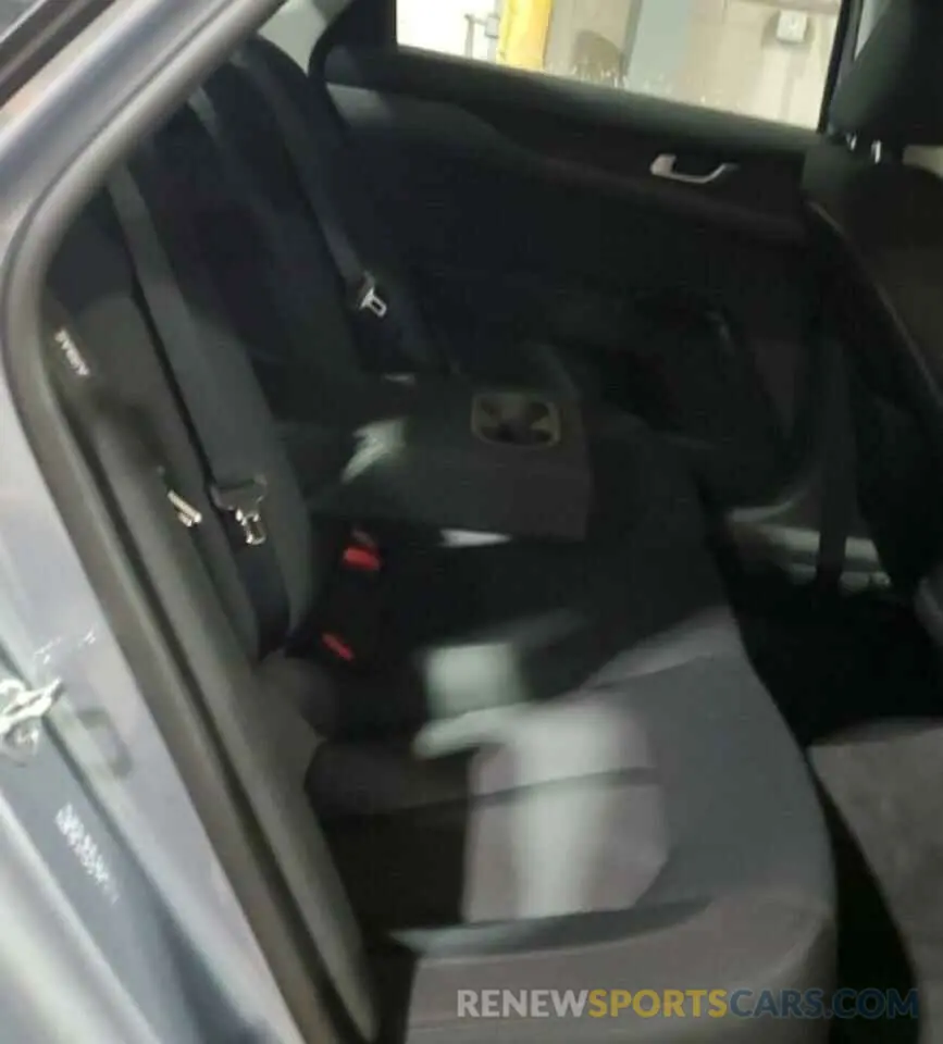 10 Photograph of a damaged car 5XXG14J24MG021831 KIA K5 2021