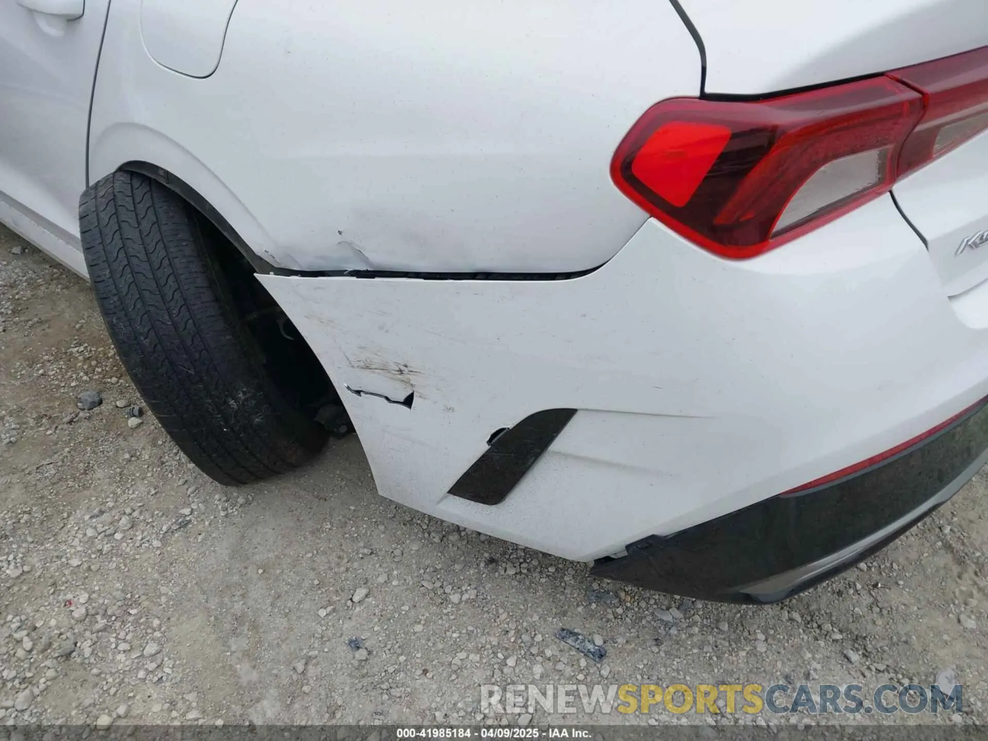 17 Photograph of a damaged car 5XXG14J25MG020333 KIA K5 2021