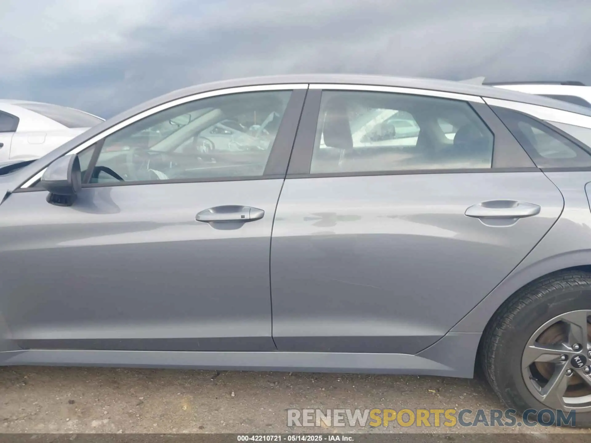 14 Photograph of a damaged car 5XXG14J26MG008143 KIA K5 2021