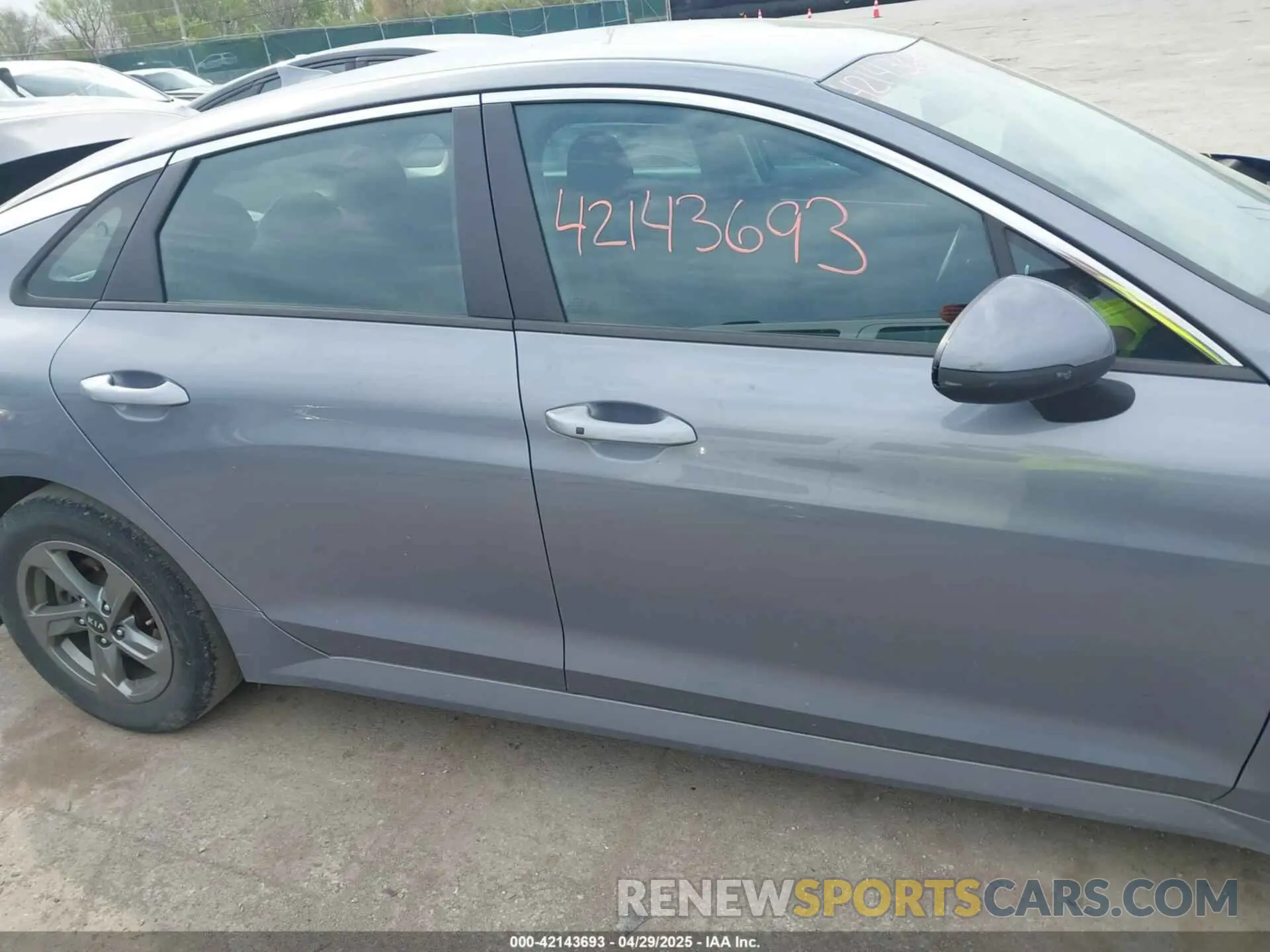 14 Photograph of a damaged car 5XXG14J26MG015903 KIA K5 2021