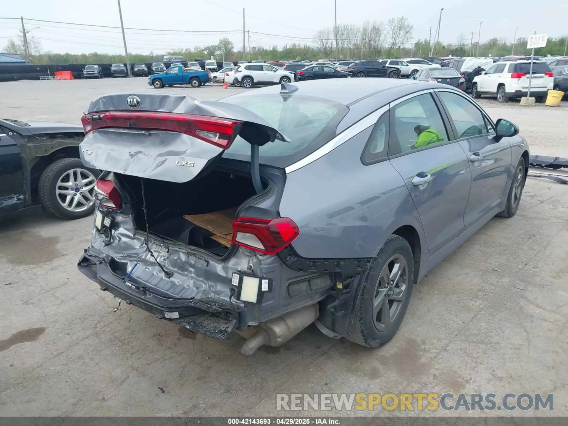 4 Photograph of a damaged car 5XXG14J26MG015903 KIA K5 2021