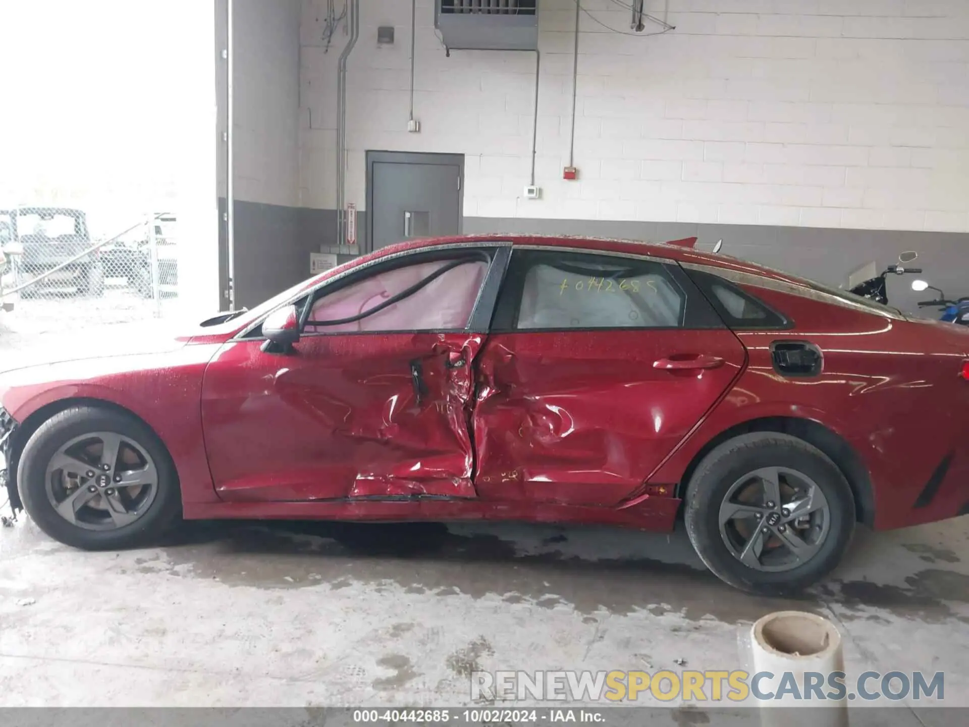 14 Photograph of a damaged car 5XXG14J28MG016177 KIA K5 2021