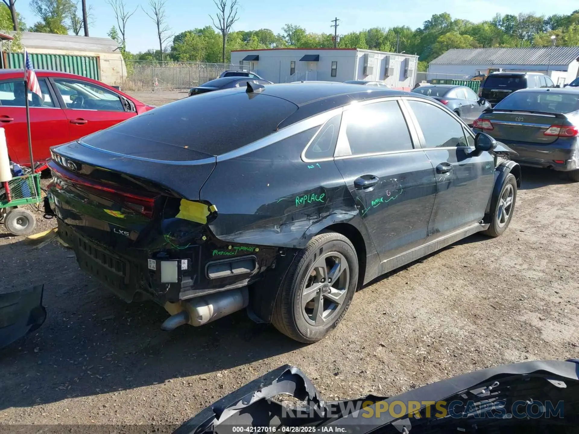 4 Photograph of a damaged car 5XXG14J2XMG014687 KIA K5 2021
