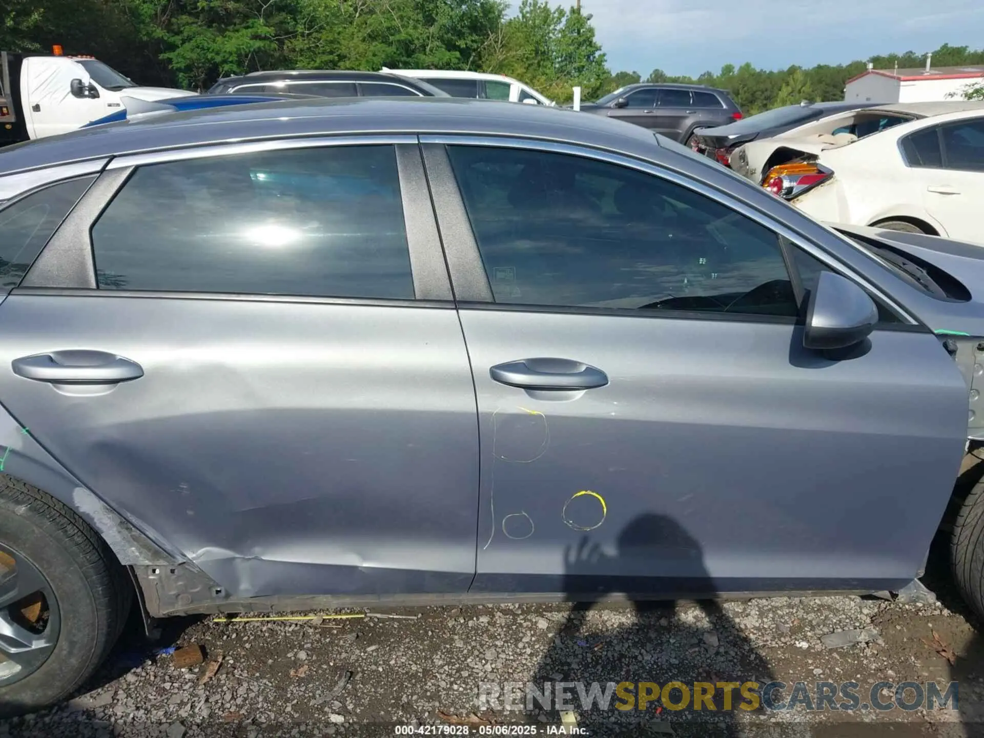 14 Photograph of a damaged car 5XXG24J27MG017012 KIA K5 2021