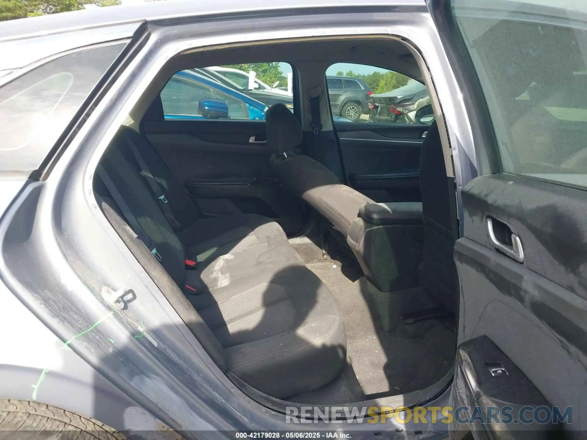 8 Photograph of a damaged car 5XXG24J27MG017012 KIA K5 2021