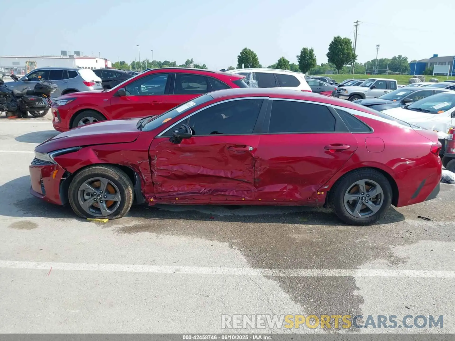 14 Photograph of a damaged car 5XXG24J2XMG026559 KIA K5 2021