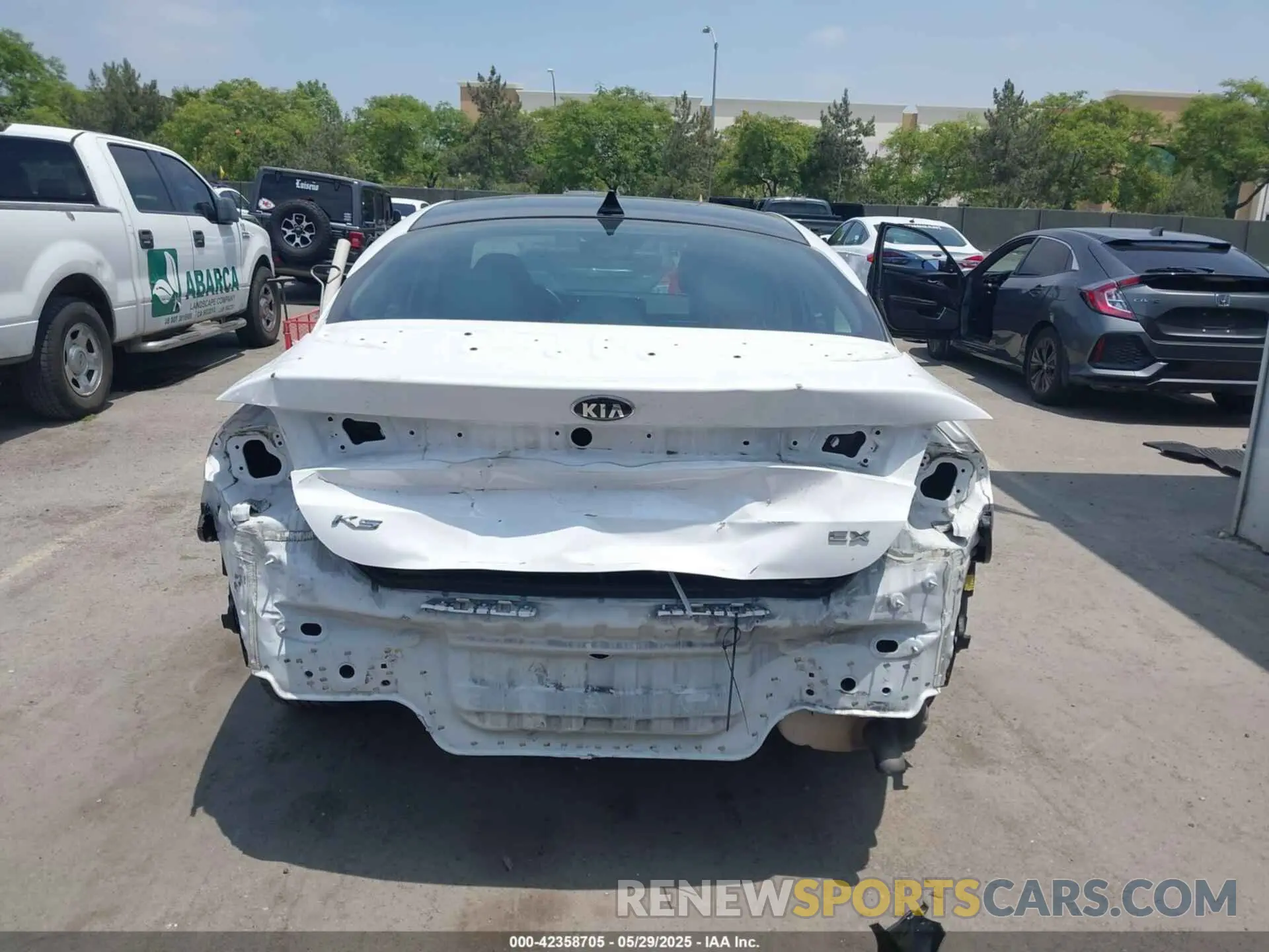 17 Photograph of a damaged car 5XXG34J20MG014739 KIA K5 2021