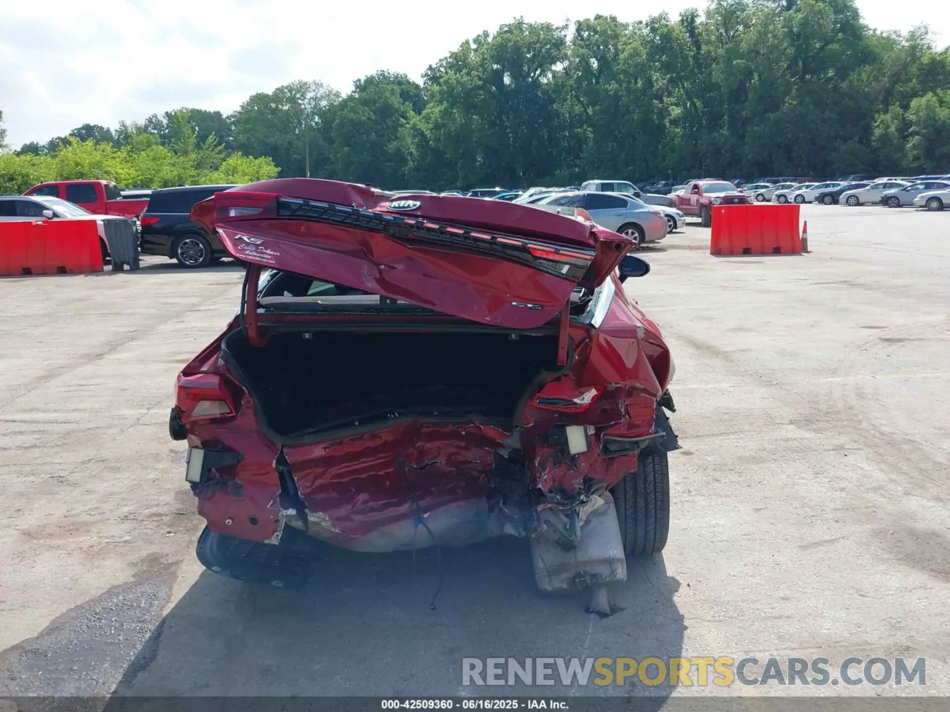 16 Photograph of a damaged car 5XXG64J21MG081650 KIA K5 2021