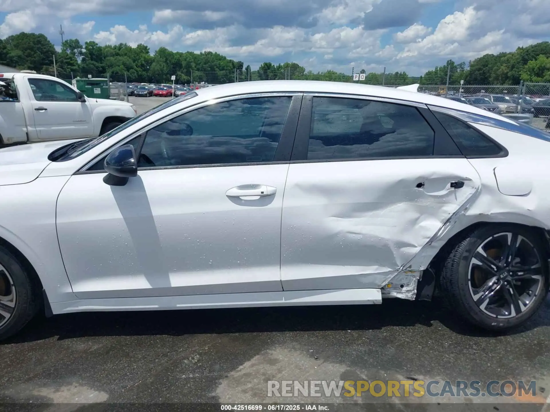 14 Photograph of a damaged car 5XXG64J23MG025466 KIA K5 2021