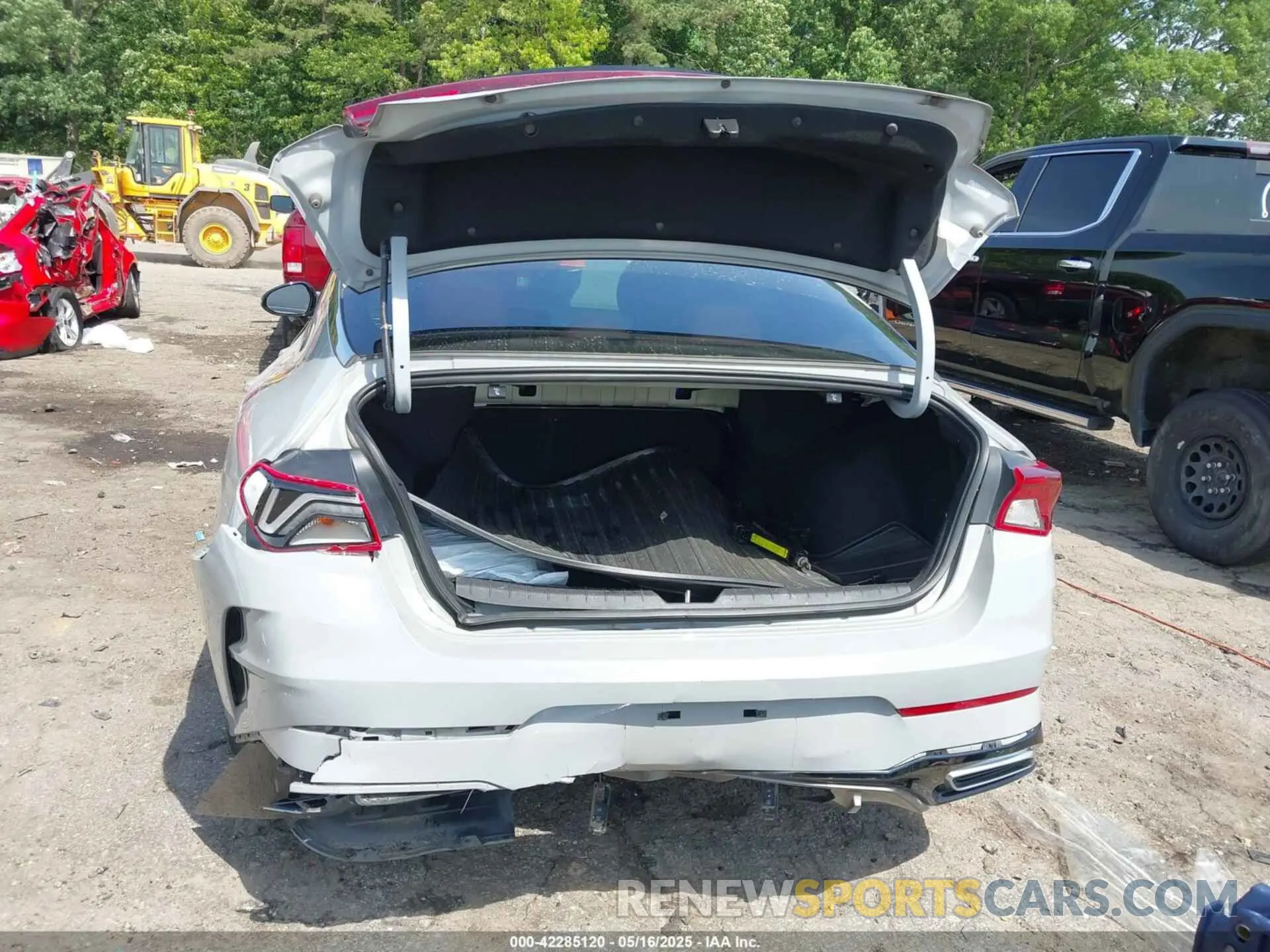 16 Photograph of a damaged car 5XXG64J23MG054059 KIA K5 2021