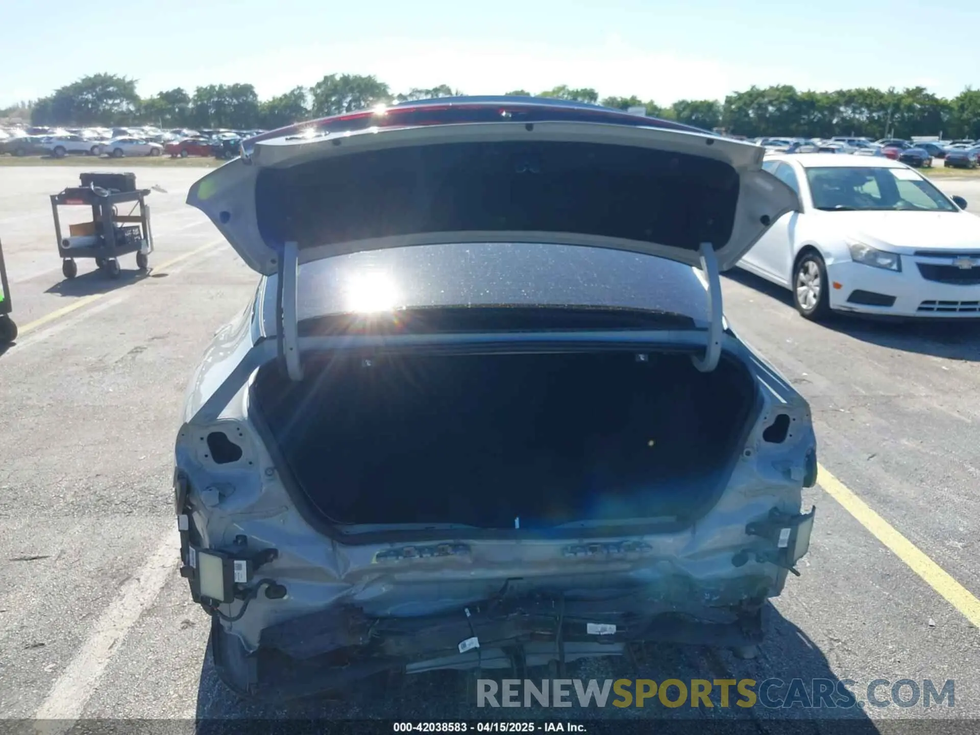 17 Photograph of a damaged car 5XXG64J26MG019015 KIA K5 2021
