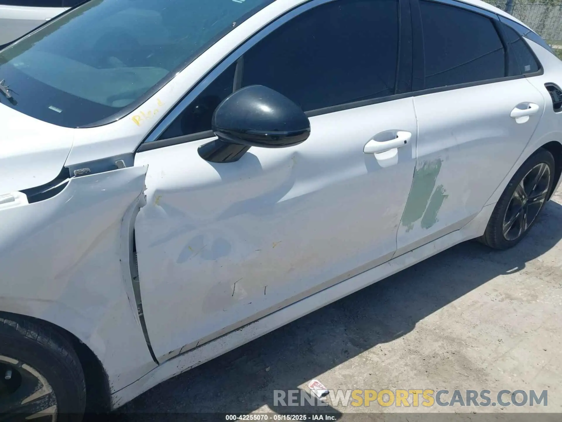 19 Photograph of a damaged car 5XXG64J28MG076011 KIA K5 2021