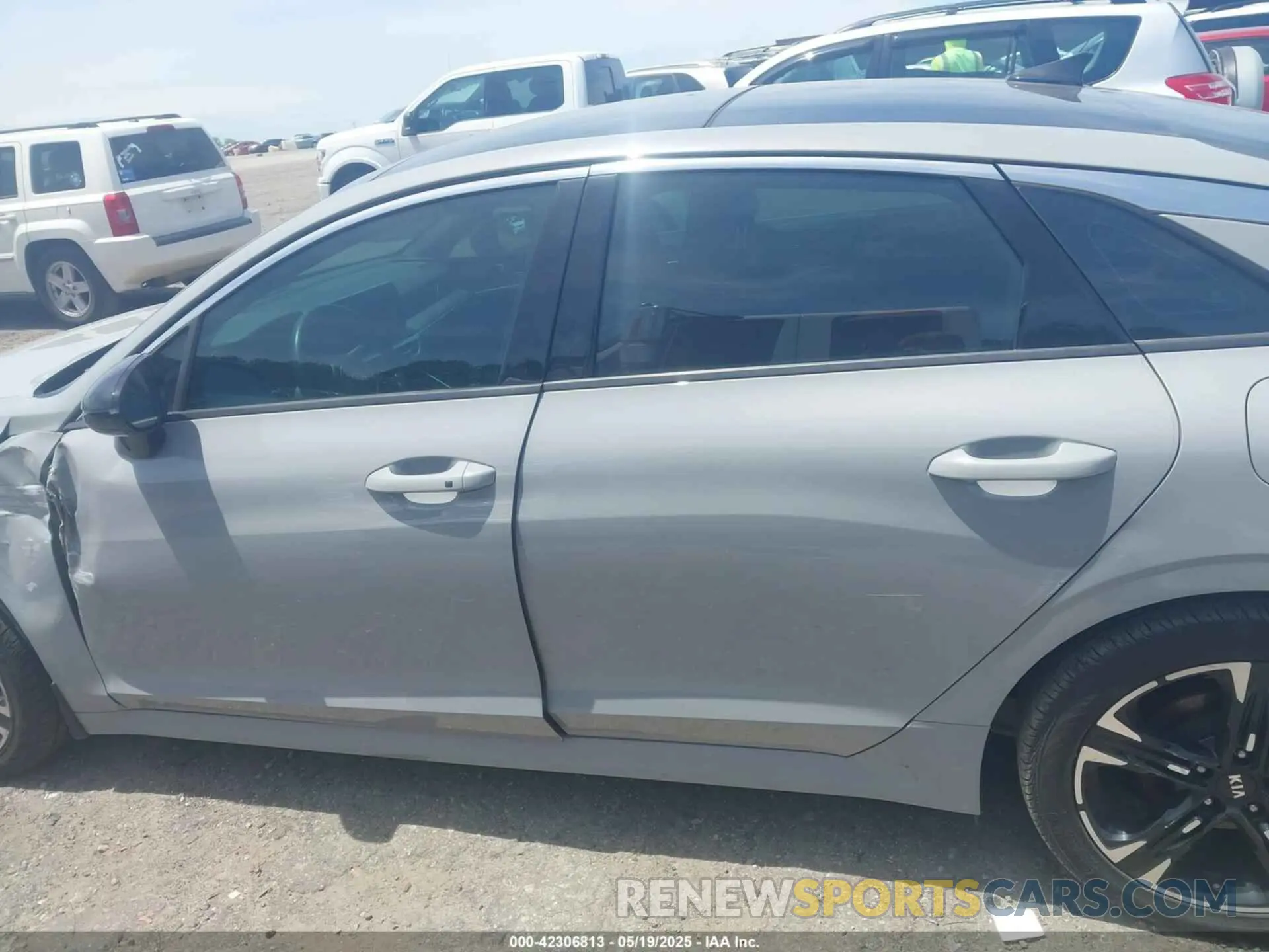 14 Photograph of a damaged car 5XXG64J28MG080334 KIA K5 2021