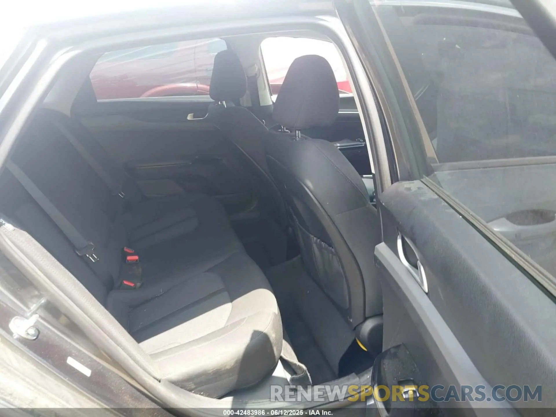 8 Photograph of a damaged car 5XXG14J20NG142776 KIA K5 2022