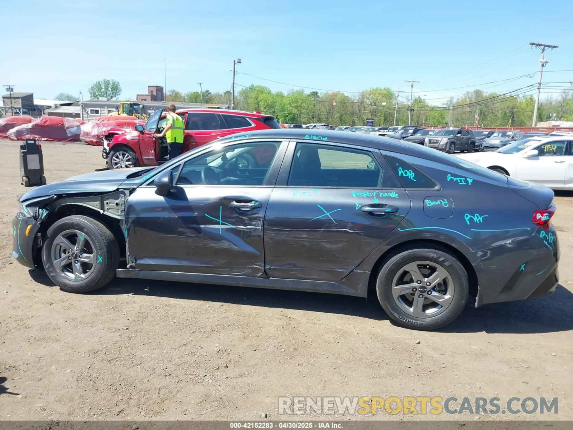 14 Photograph of a damaged car 5XXG14J21NG118938 KIA K5 2022
