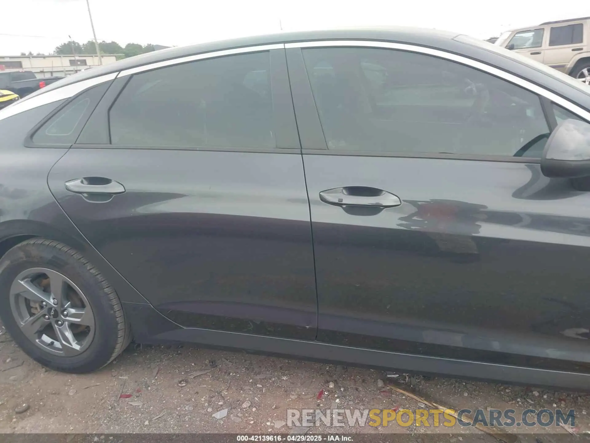 14 Photograph of a damaged car 5XXG14J21NG131169 KIA K5 2022