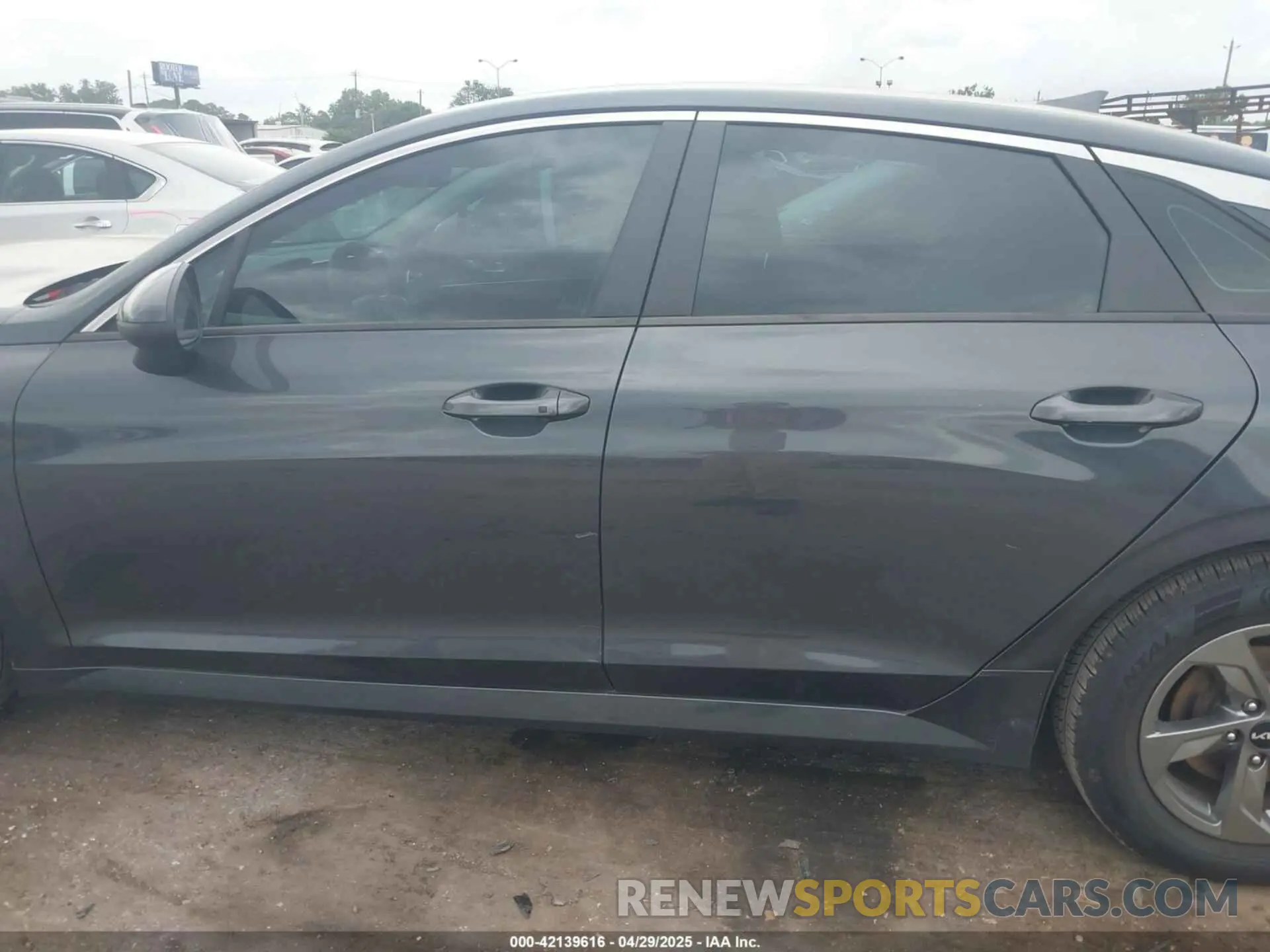 15 Photograph of a damaged car 5XXG14J21NG131169 KIA K5 2022