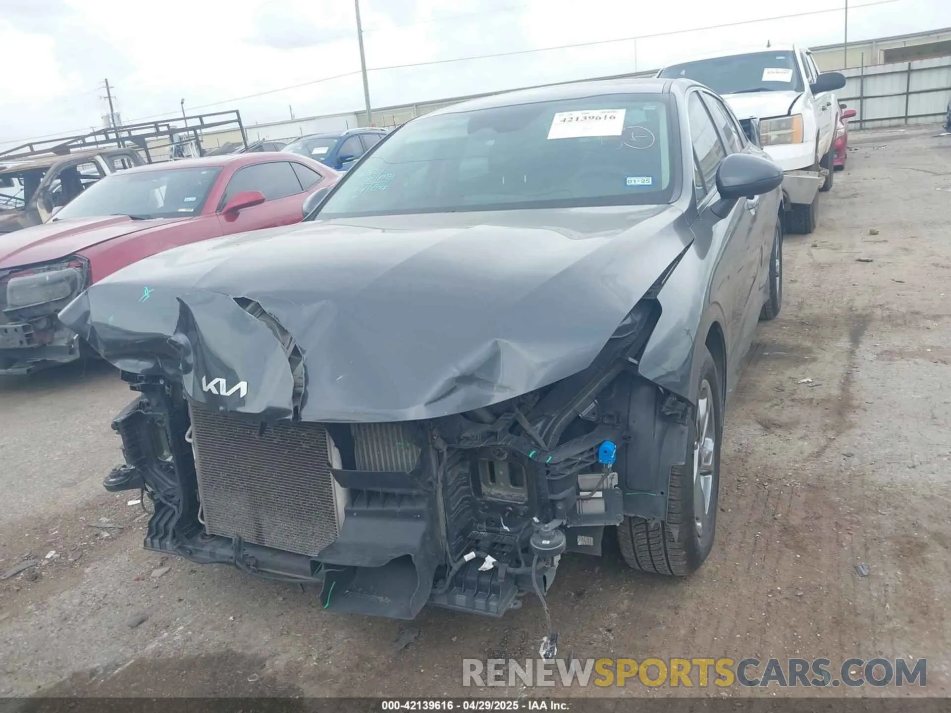 2 Photograph of a damaged car 5XXG14J21NG131169 KIA K5 2022