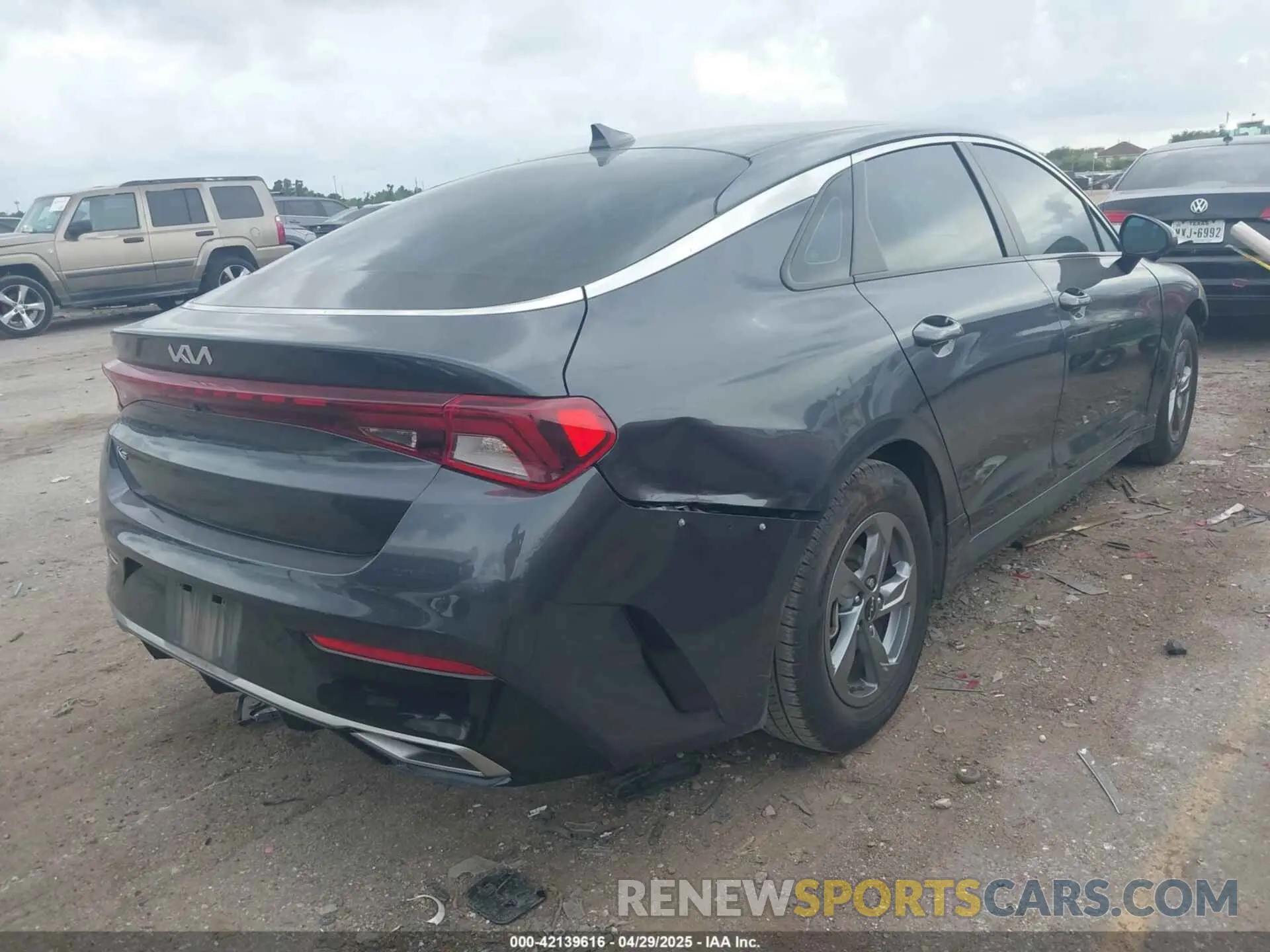 4 Photograph of a damaged car 5XXG14J21NG131169 KIA K5 2022