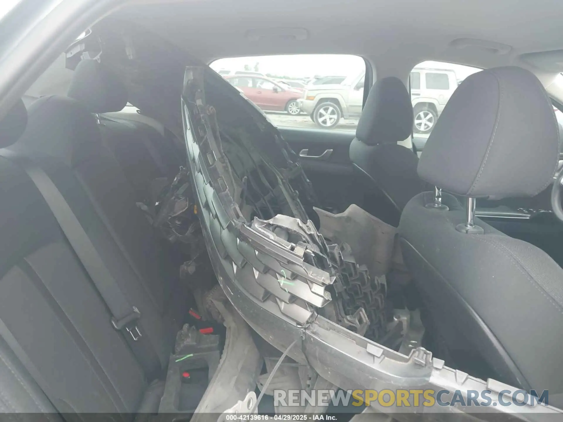 8 Photograph of a damaged car 5XXG14J21NG131169 KIA K5 2022