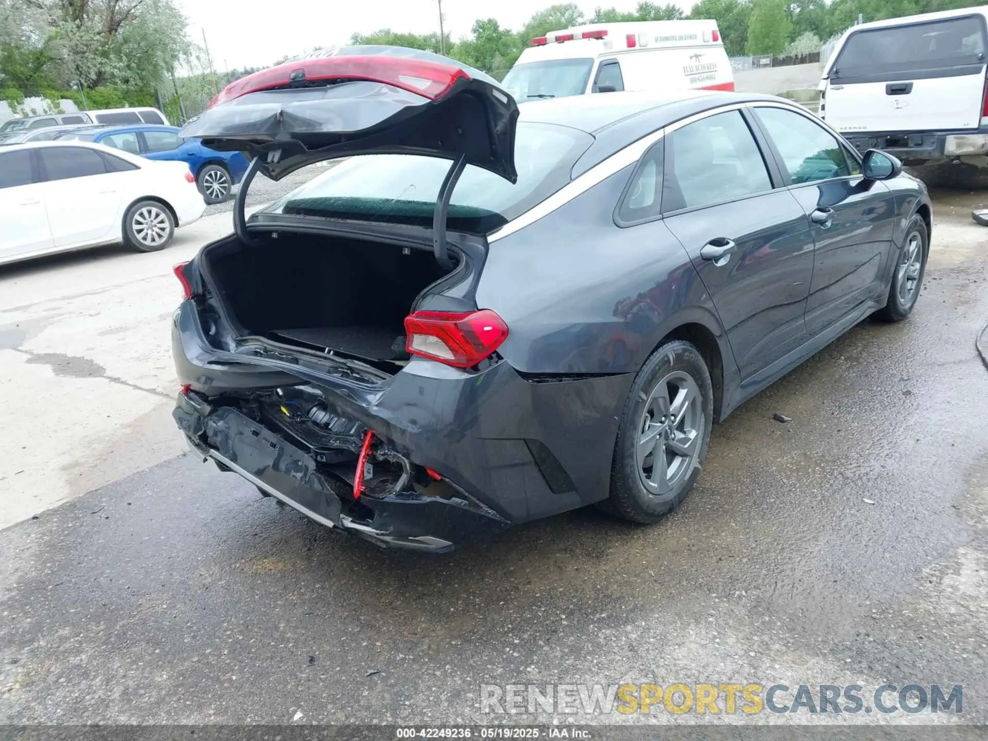 18 Photograph of a damaged car 5XXG14J21NG131351 KIA K5 2022