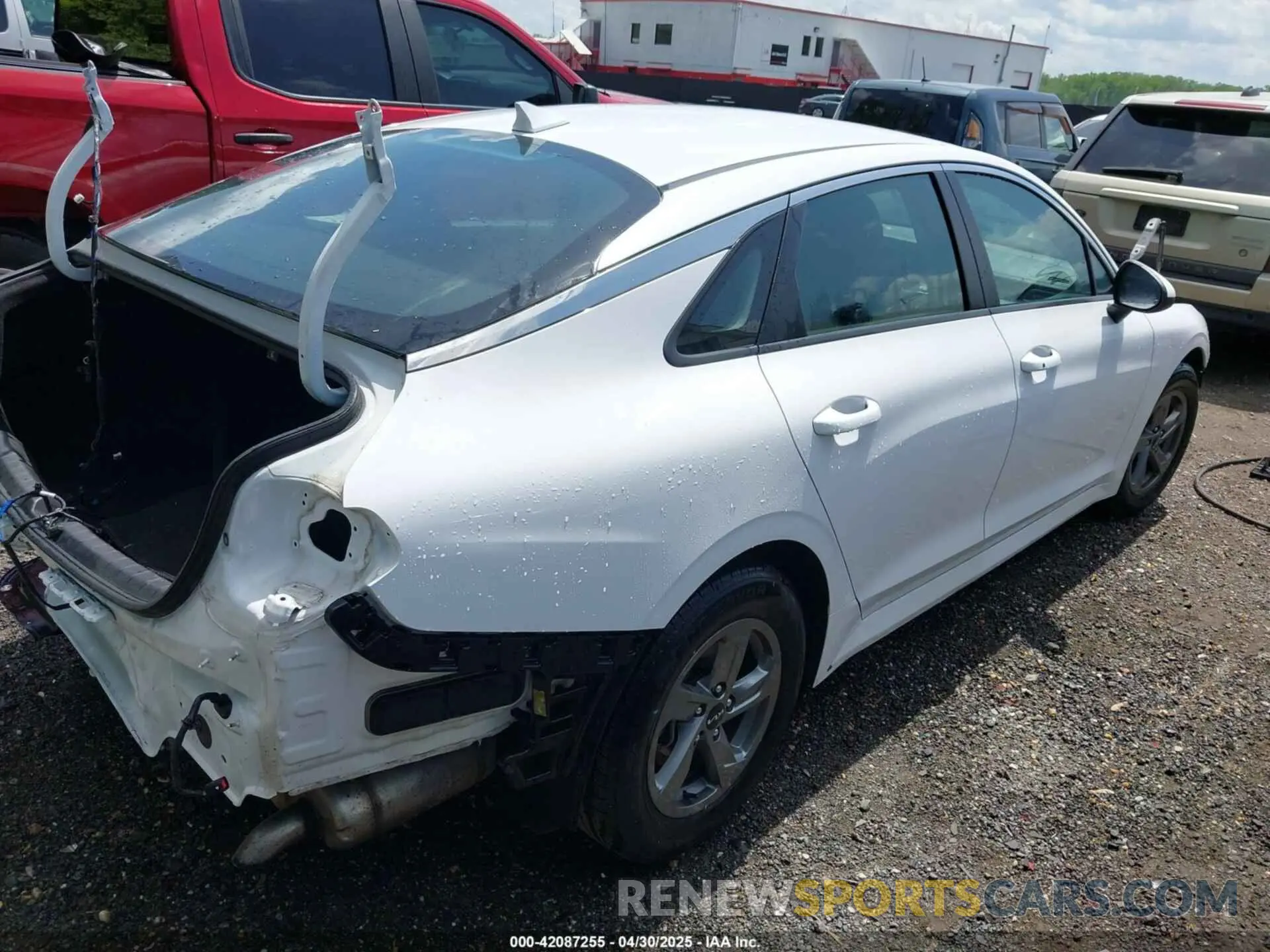 4 Photograph of a damaged car 5XXG14J21NG135013 KIA K5 2022