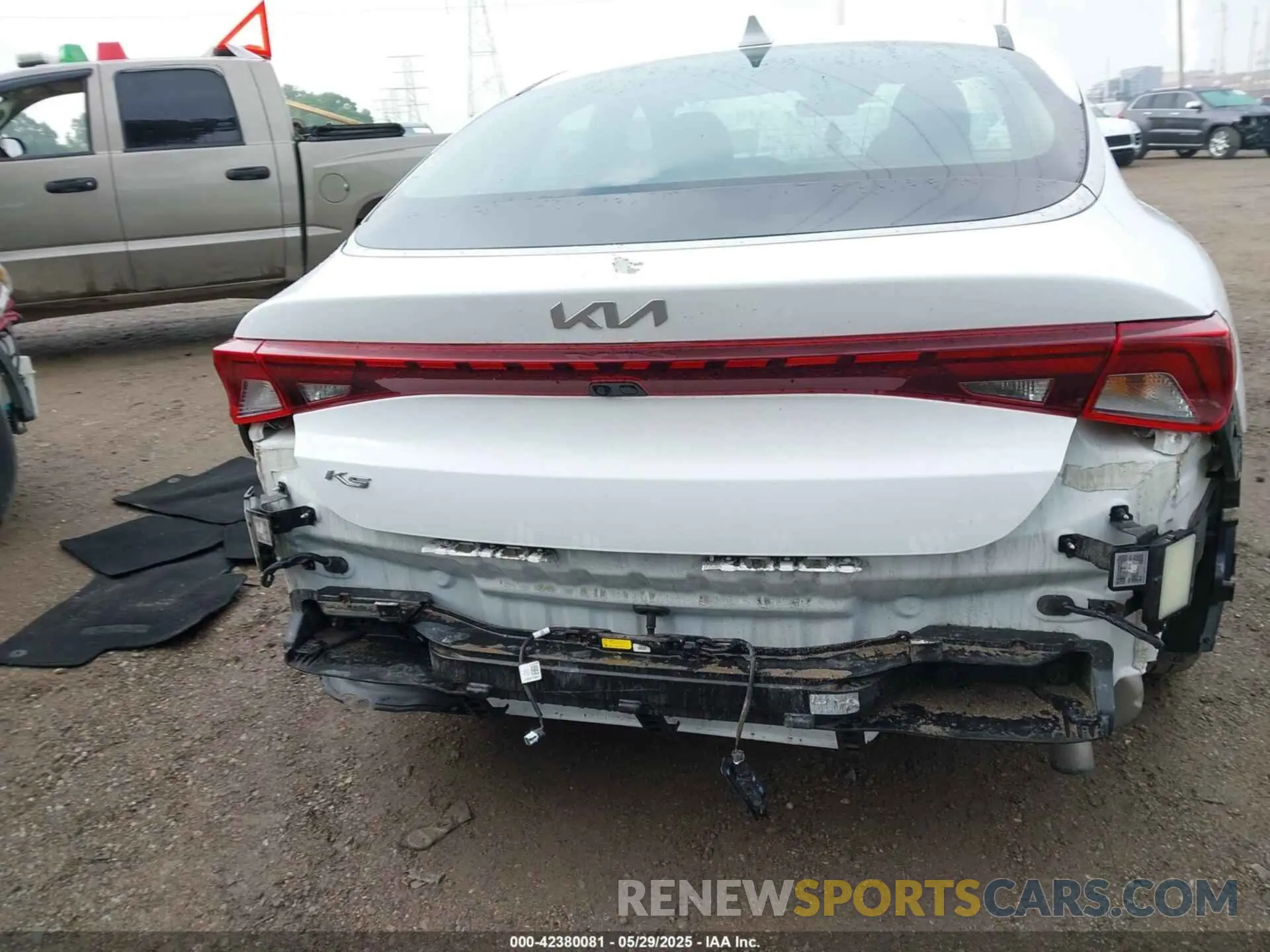 17 Photograph of a damaged car 5XXG14J22NG131276 KIA K5 2022