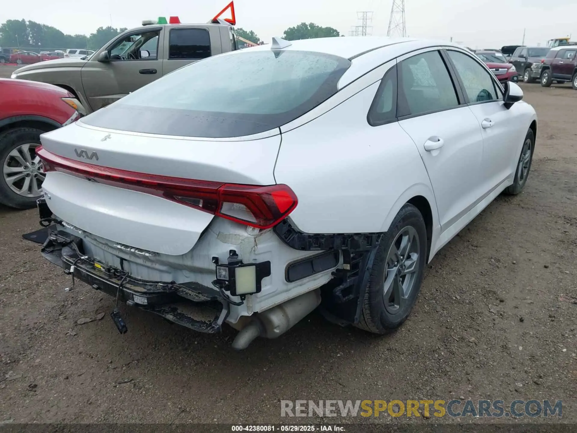 4 Photograph of a damaged car 5XXG14J22NG131276 KIA K5 2022